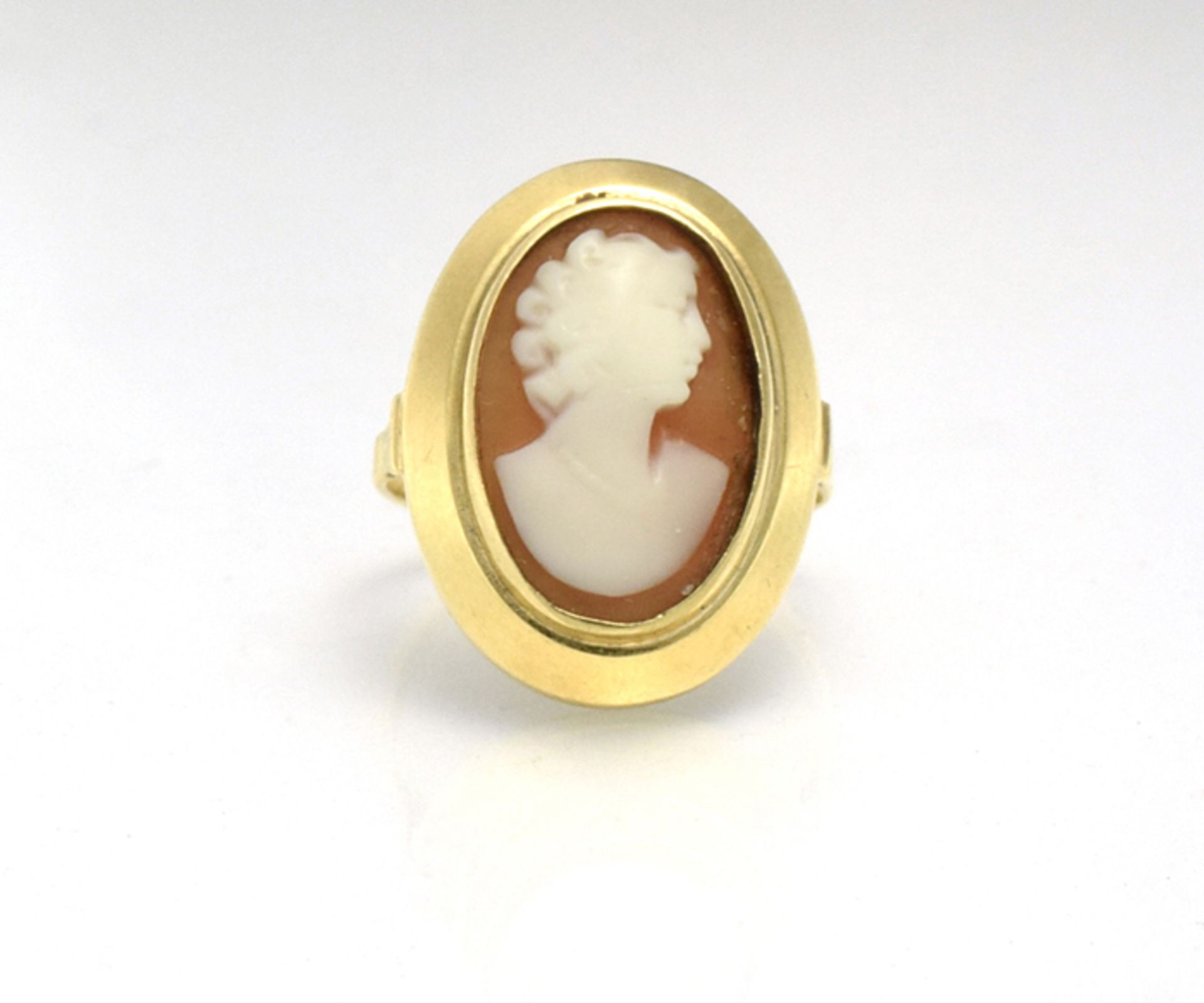 Ring mit ovaler Muschelkameé; 20. Jhd.; 585 GG; seitl. Darst. "Frauenbüste"; RM 50; g = 3,4