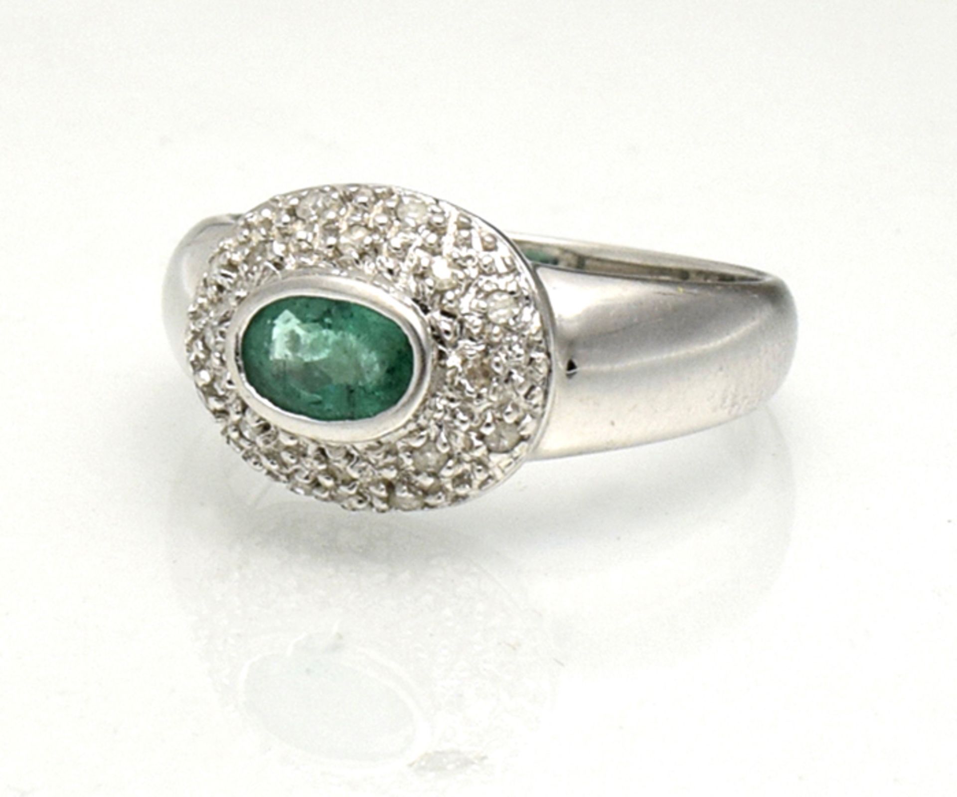 Smaragd-Ring; 20. Jhd.; 585 WG; mittig gefasst mit einem ovalen, facettiert geschliffenen Smaragd,