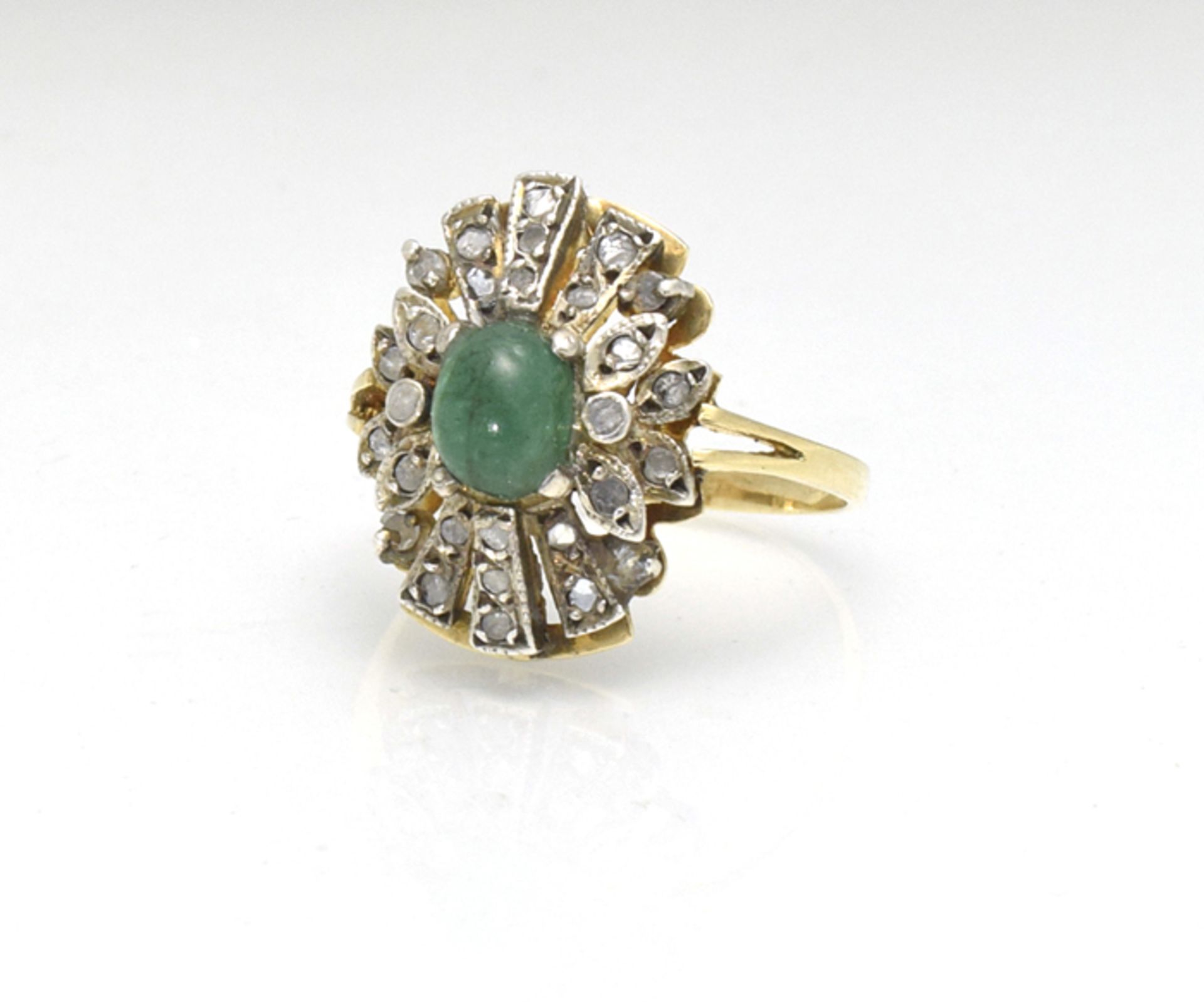 sehr schöner antiker Ring; um 1900; Silber/585 GG; verbödet, Smaragd-Cabochon umgeben von 26
