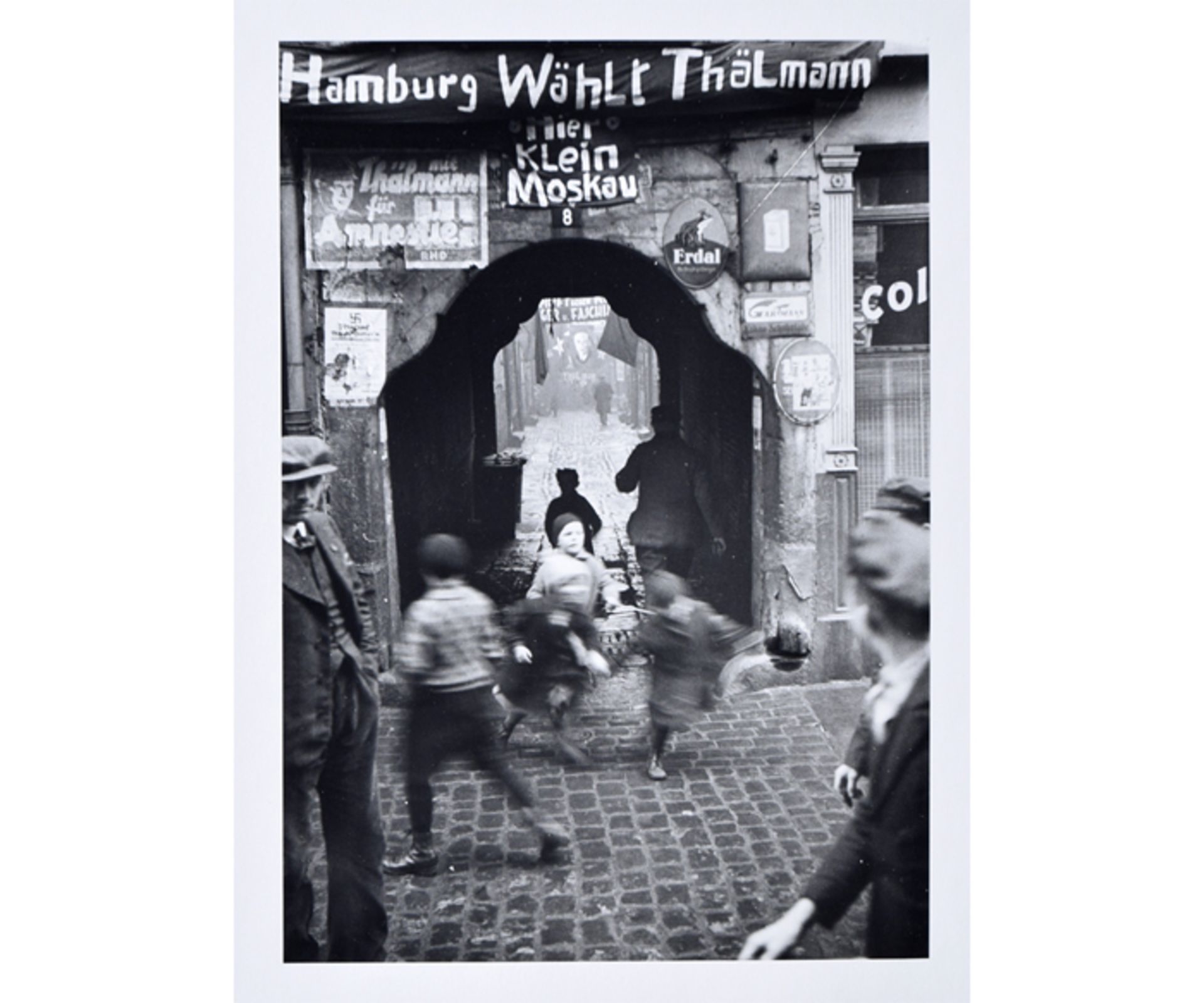 László MOHOLY-NAGY; Copyprint auf Agfa Multicontrast Classic "Hamburg Wählt Thälmann", um 1932; 20