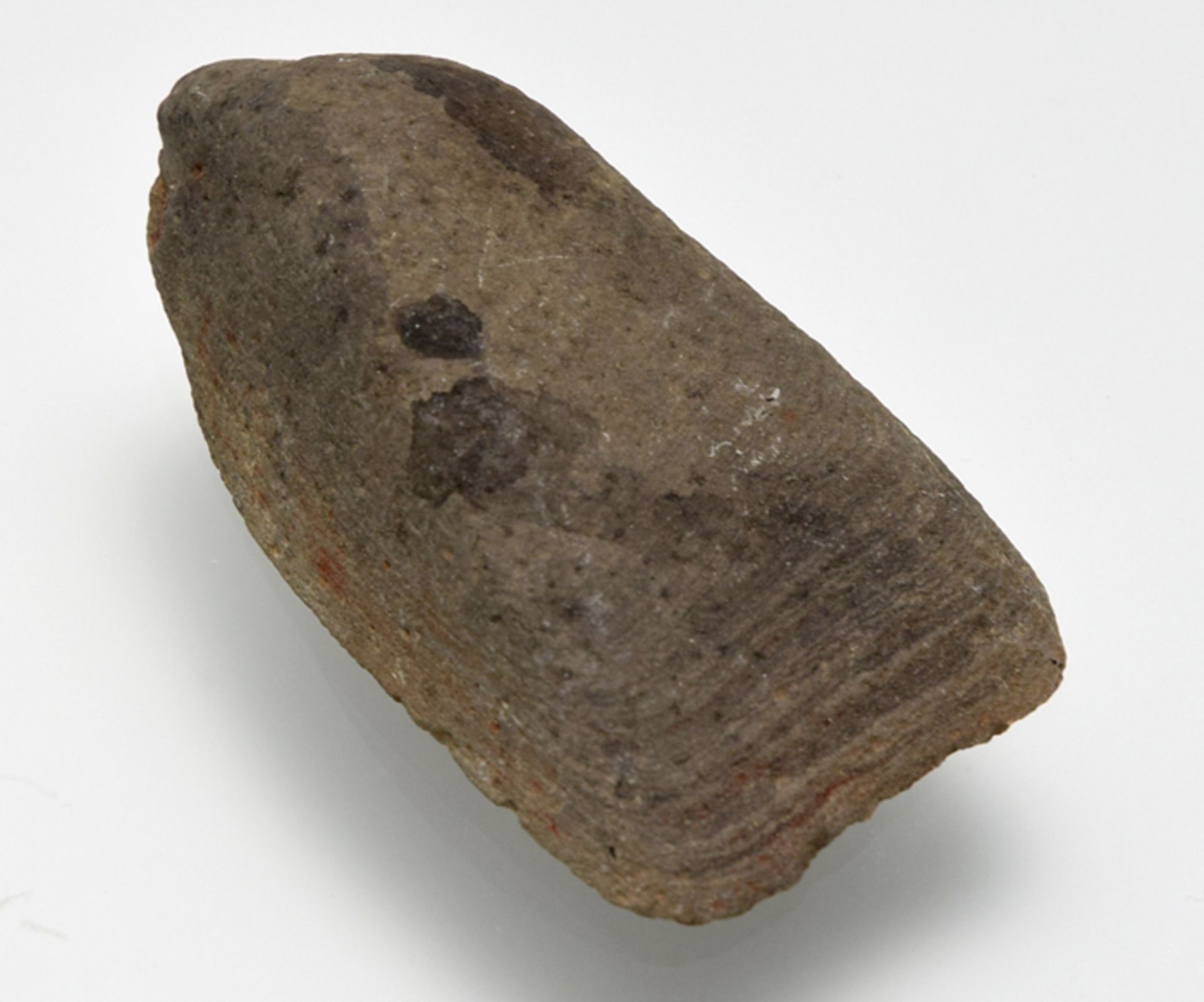Steinbeil; Neolithikum; Felsgestein; L = ca.9 cm; Gewich: ca. 110gAufrufpreis: 120 EUR