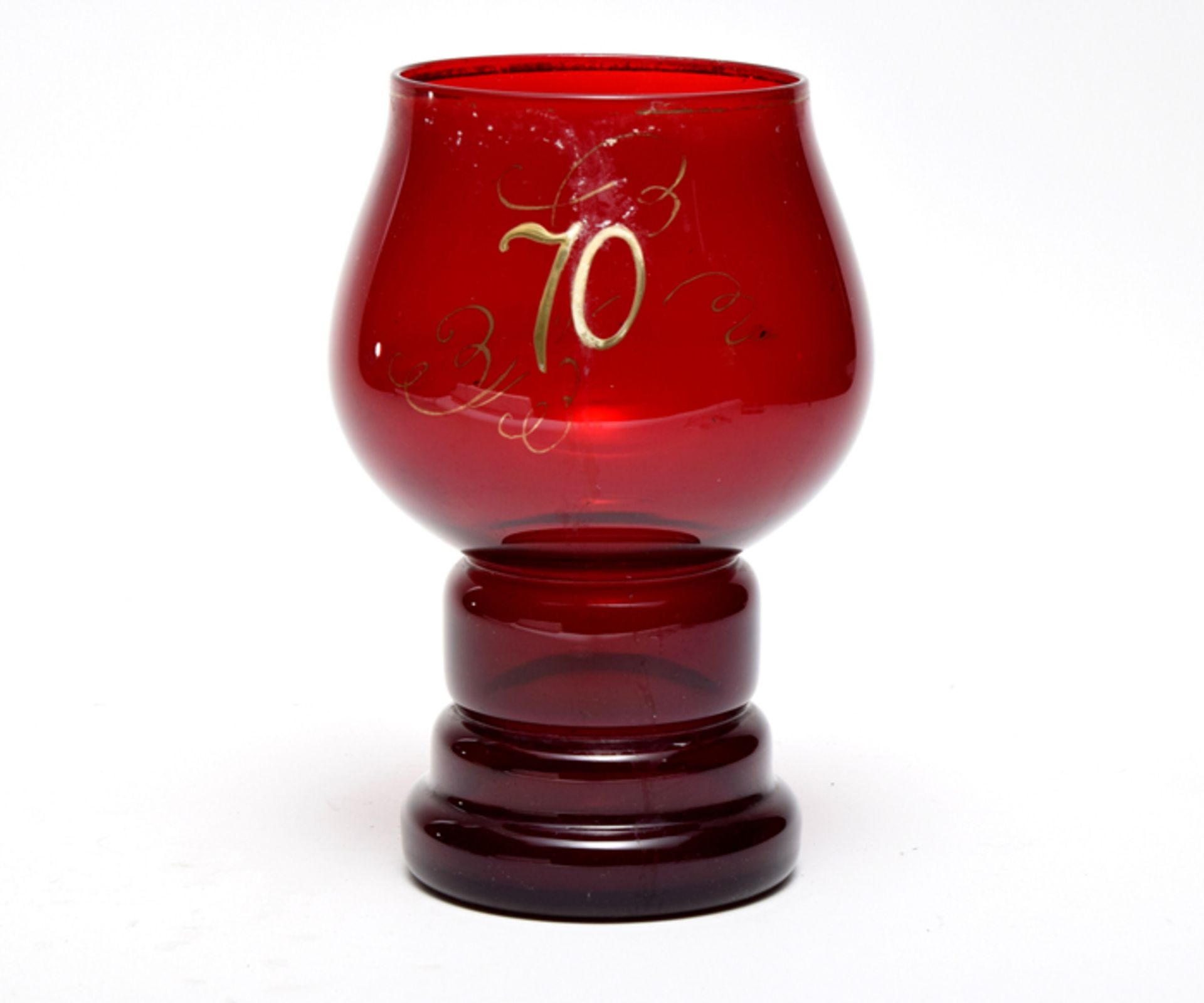 Böhmisches Glas; Rot gebeizt; "zum 70."; H = 21 cmAufrufpreis: 15 EUR