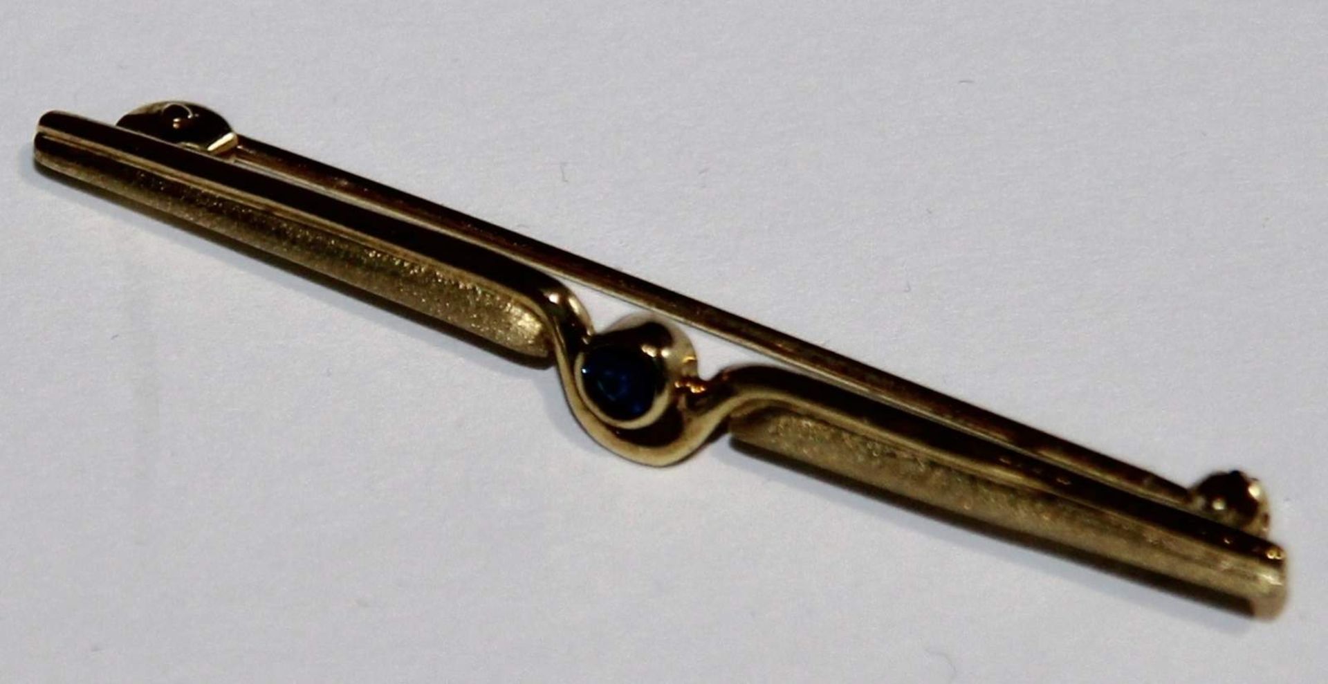 Nadel 333 Gold
Stabnadel 333 Gold mit Safir in Zargenfassung, Länge ca. 4,7cm, Gewicht ca. 1,