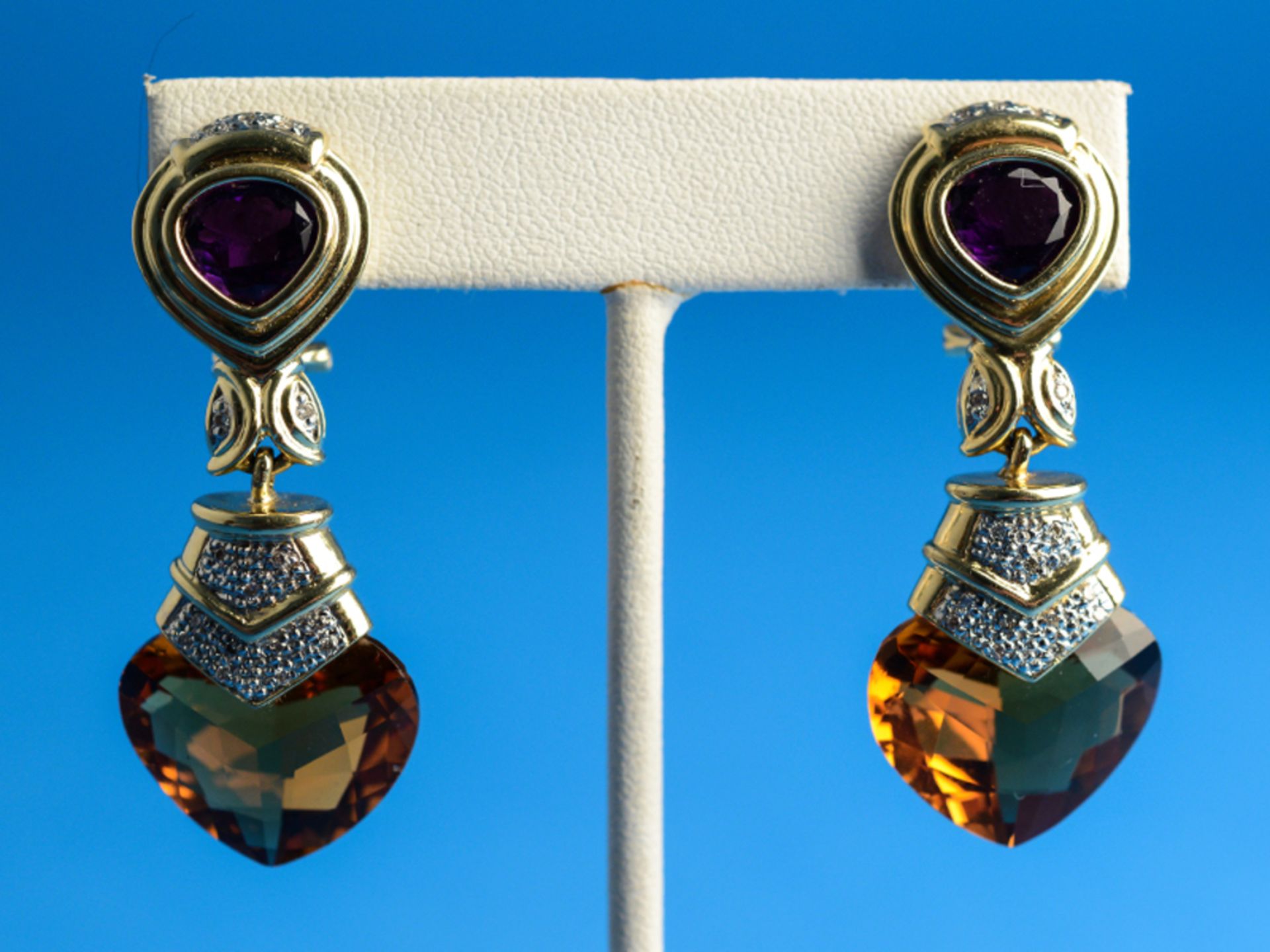 Paar Ohrgehänge mit Citrin, Amethyst und kleinen Diamanten, 20. Jh.  585/-Gelbgold. Gesamtgewicht