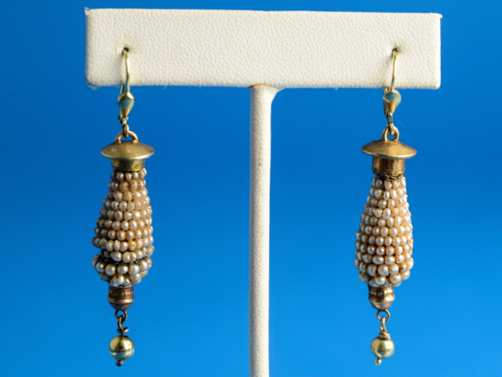 Paar Ohrghänge mit kleinen Keshiperlen, Indien, 20. Jh.  Verschiedene Metall- und Goldlegierungen.