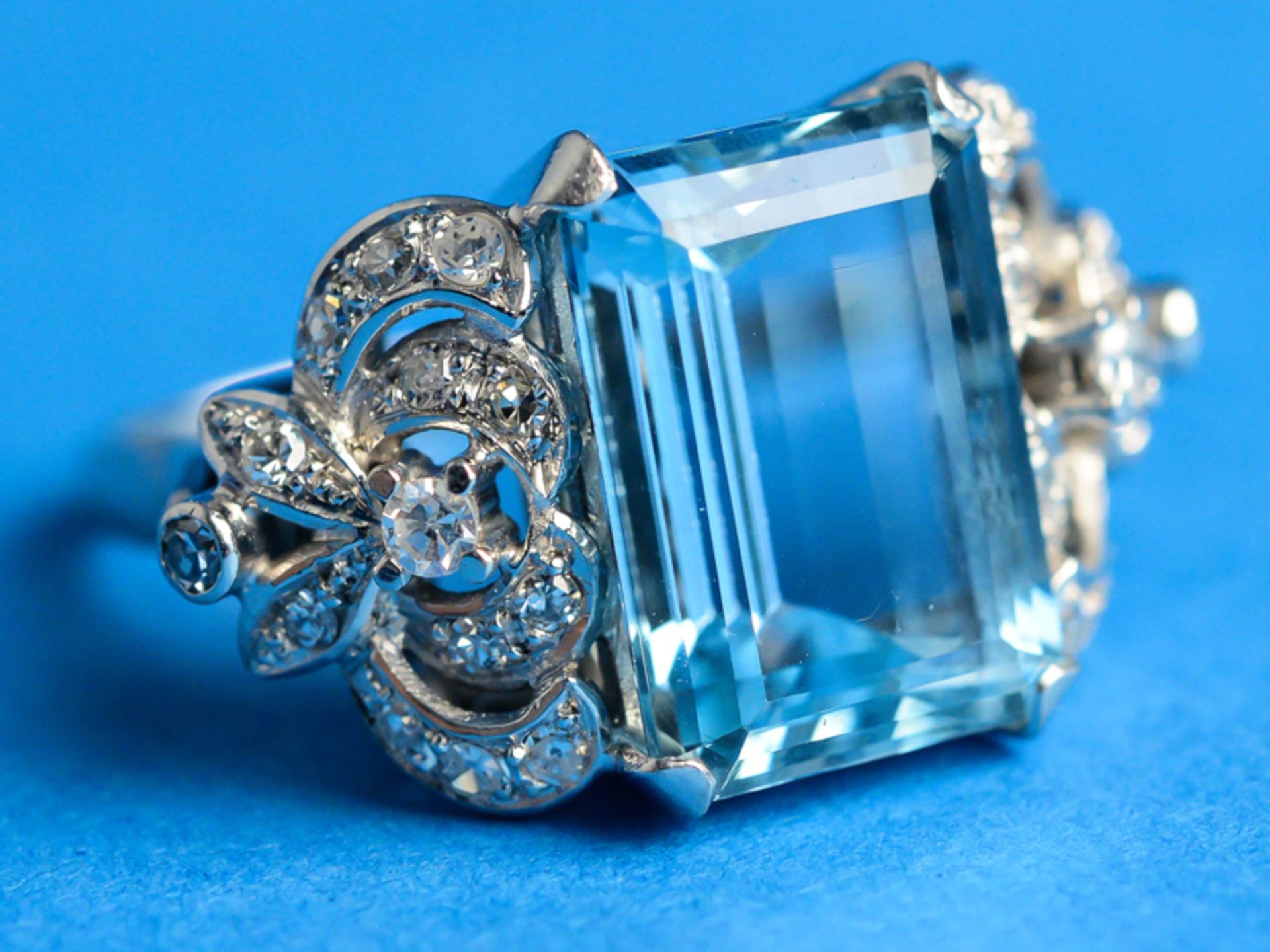 Ring mit Aquamarin und kleinen Diamanten, 50-er Jahre  585/-Weißgold. Gesamtgewicht ca. 11,1 g.