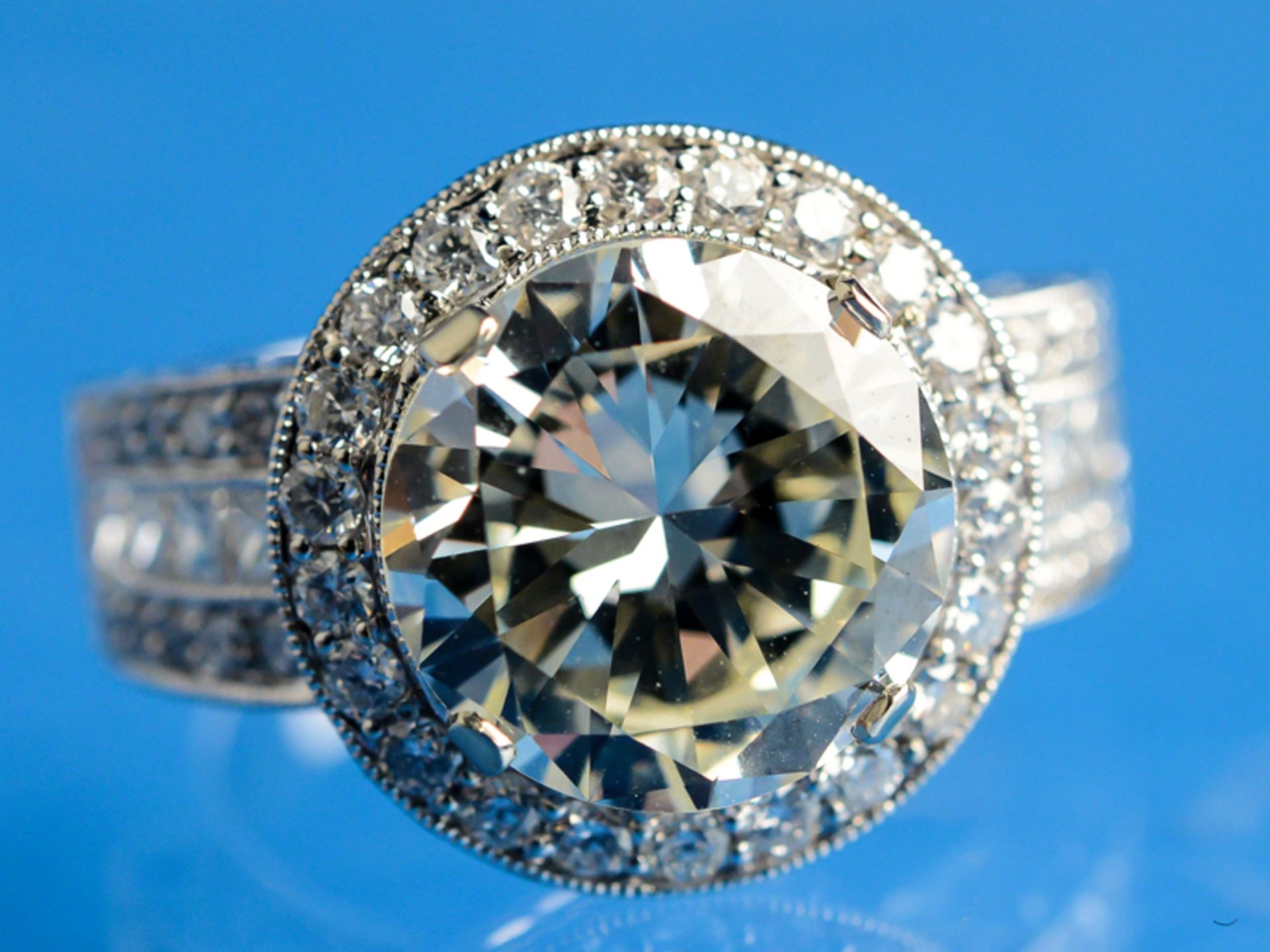 Prunkvoller Cocktailring mit Brillant von ca. 4,88 ct und kleinen Diamanten zusammen ca. 1,8 ct