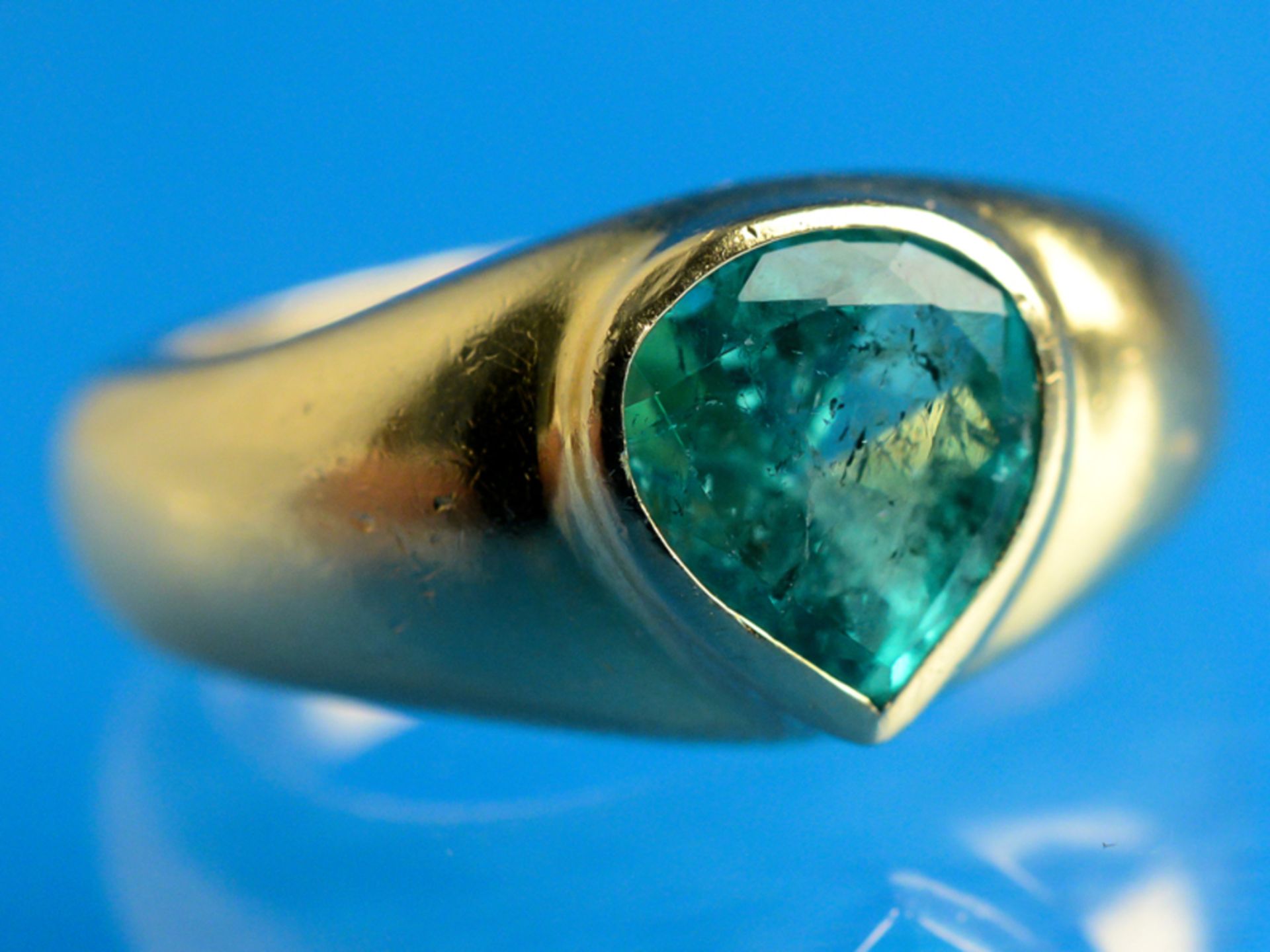 Massiver Bandring mit Smaragdtropfen, ca. 1,8 ct, 20. Jh.  750/-Gelbgold. Gesamtgewicht ca. 13,2