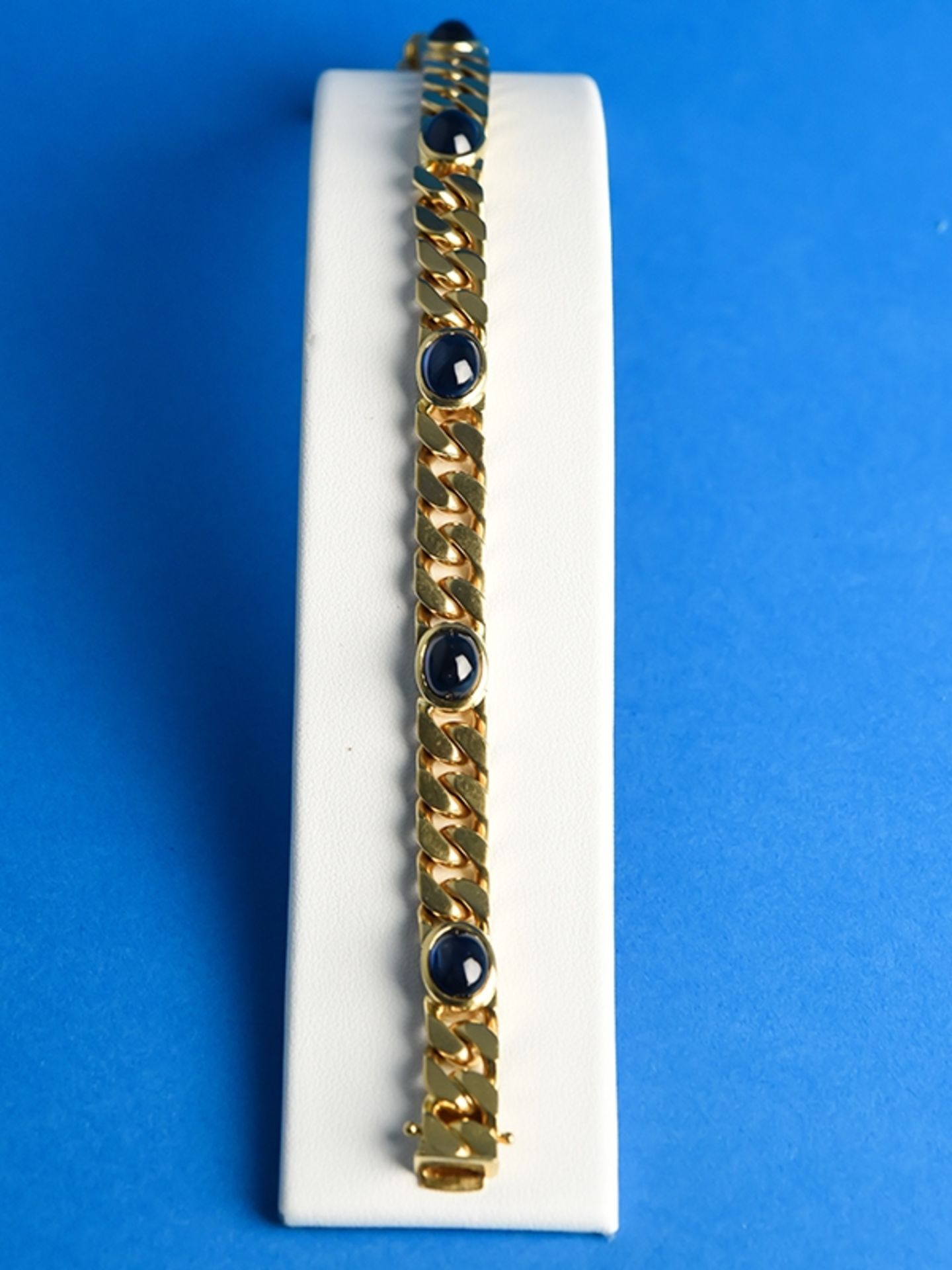 Massives Armband mit 5 Saphir-Cabochons, Goldschmiedearbeit, gestempelt AZ, 20. Jh.     750/-