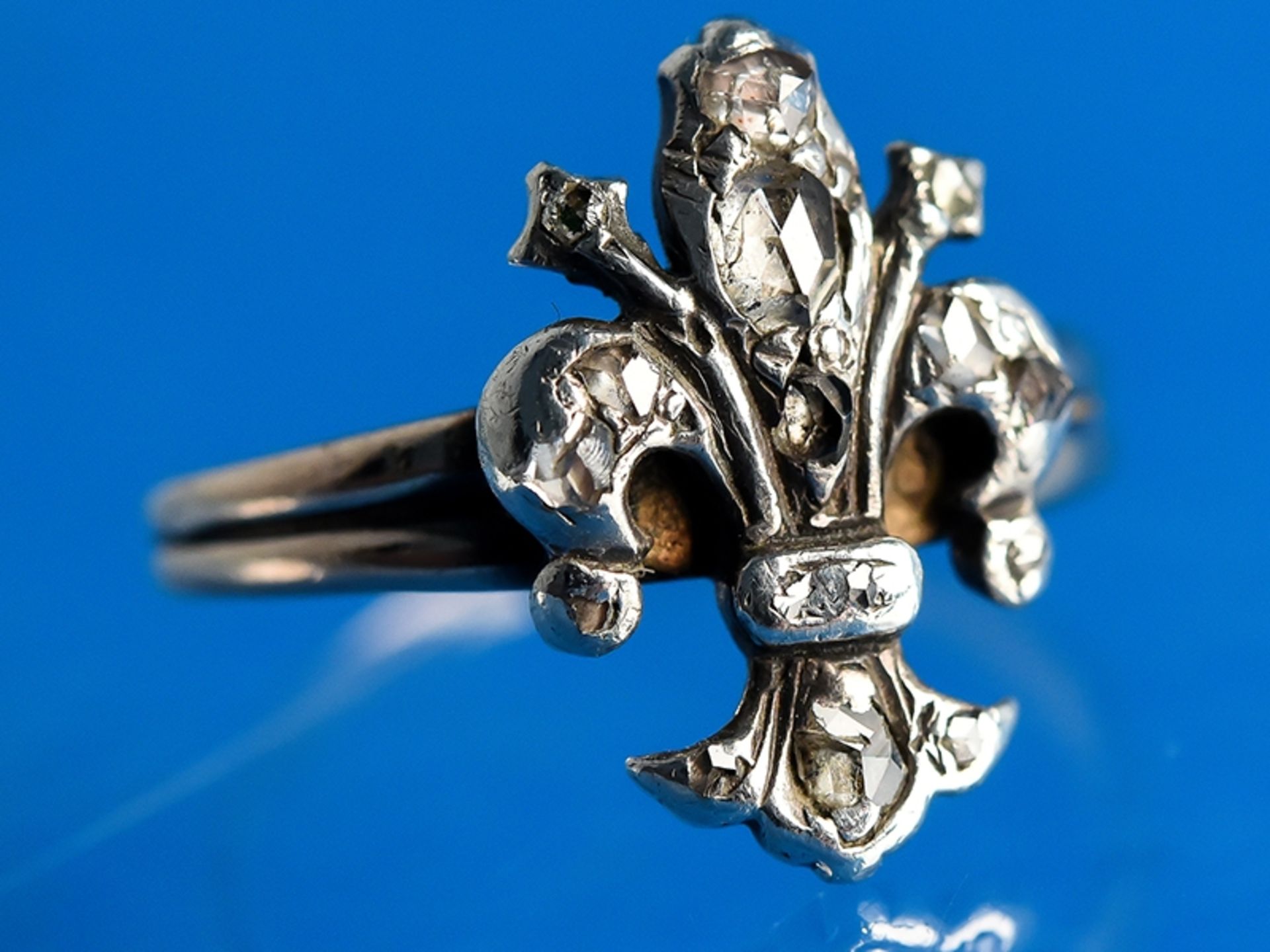 Ring mit kleinen Diamantrosen, um 1900    585/-Roségold und Silber. Gesamtgewicht ca. 3 g.