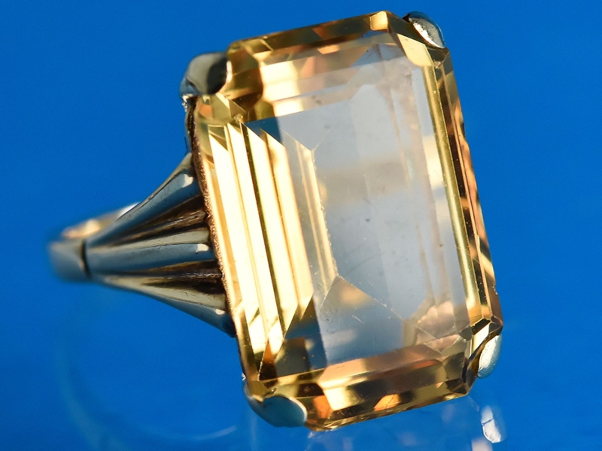 Ring mit Citrin, England, London, 20. Jh.    375/-Gelbgold. Gesamtgewicht ca. 7,5 g. Rechteckig