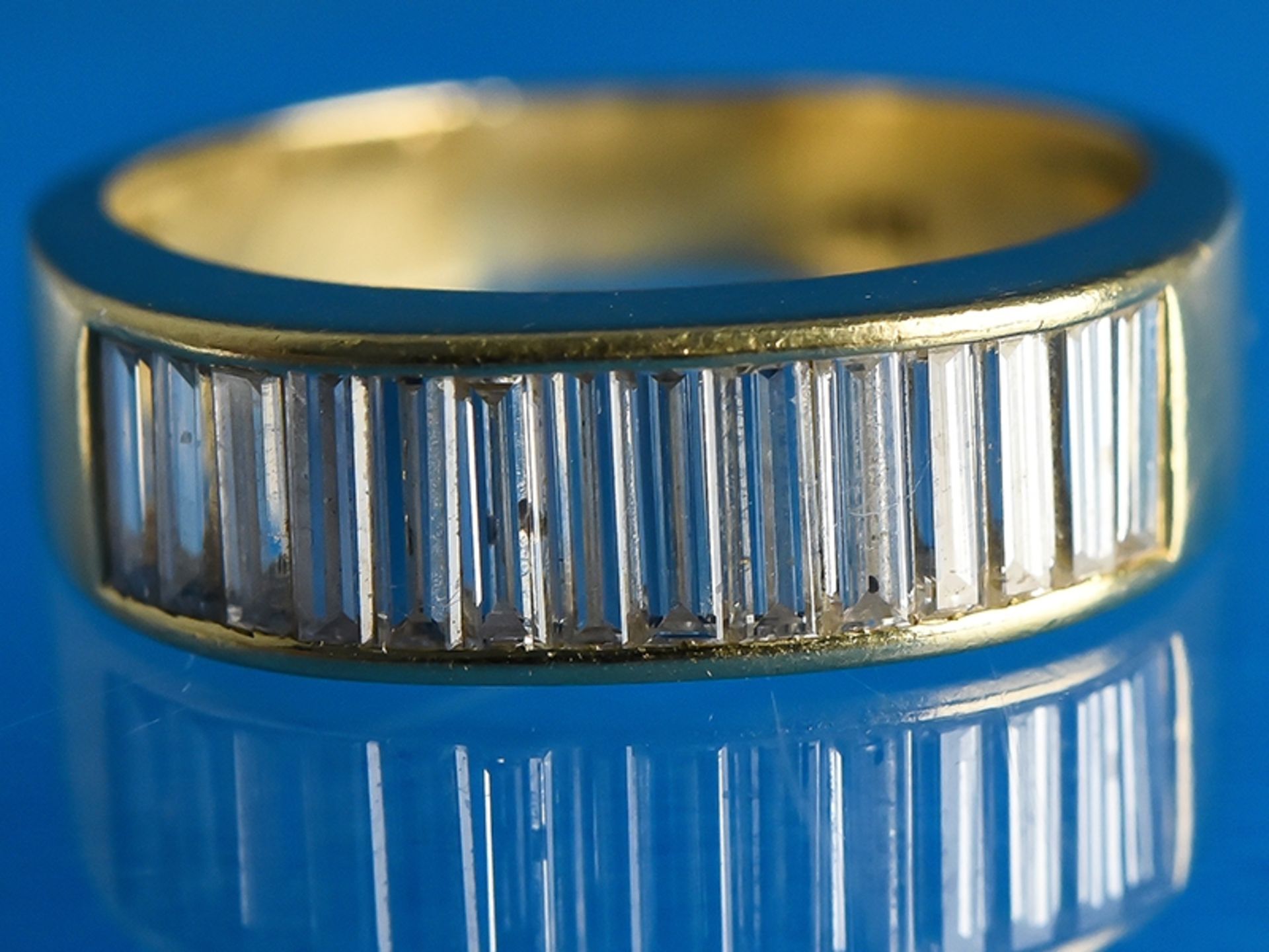 Ring mit 14 Diamantbaguettes, zusammen ca. 1 ct, 20. Jh.    750/-Gelbgold. Gesamtgewicht ca. 6,4