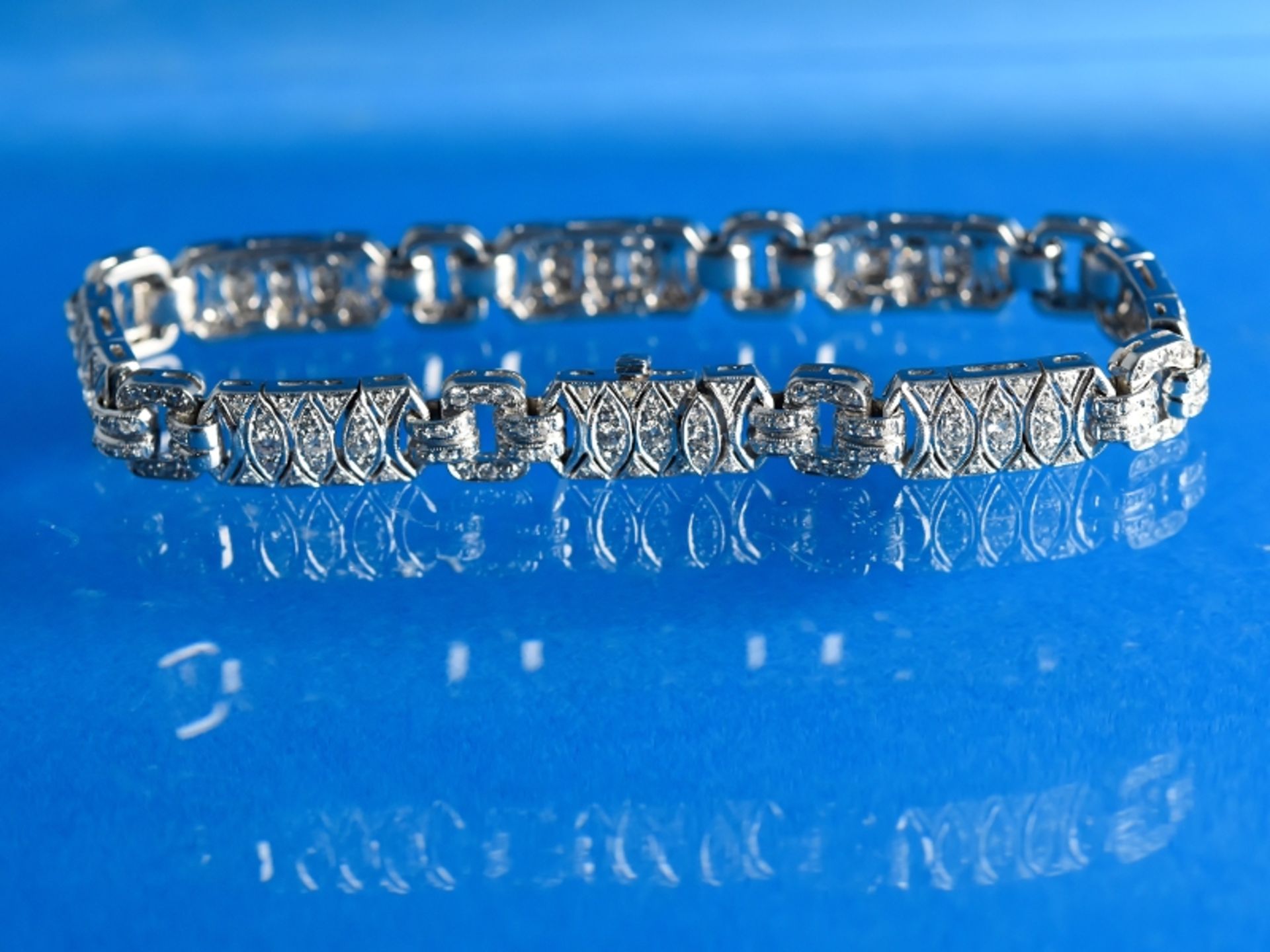Armband mit Brillanten und Achtkantdiamanten, zusammen ca. 2,5 ct, 1980er Jahre    750/-Weißgold.