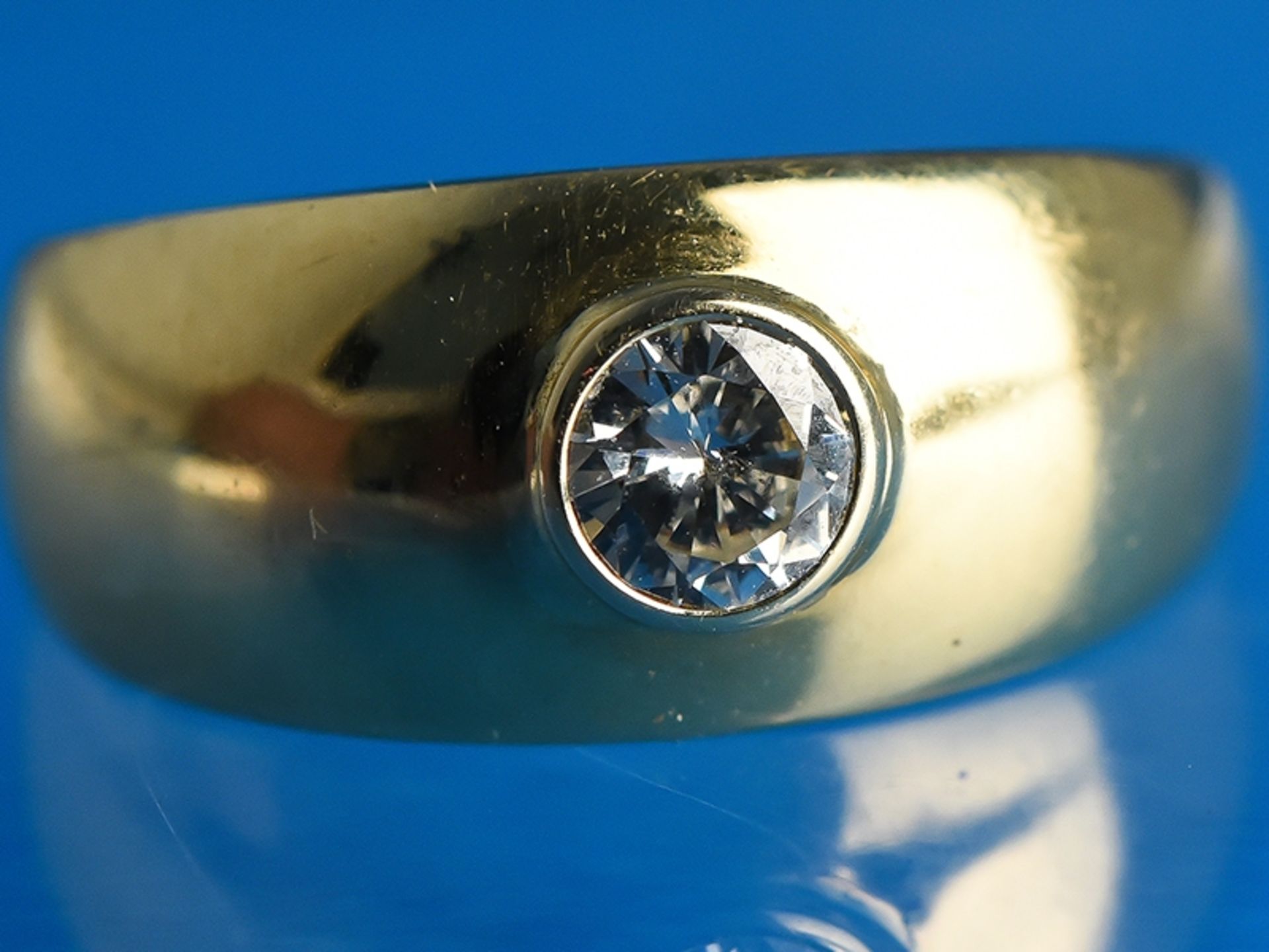 Bandring mit einem Brillanten von ca. 0,25 ct, 20. Jh.    750/-Gelbgold. Gesamtgewicht ca. 6,2 g.