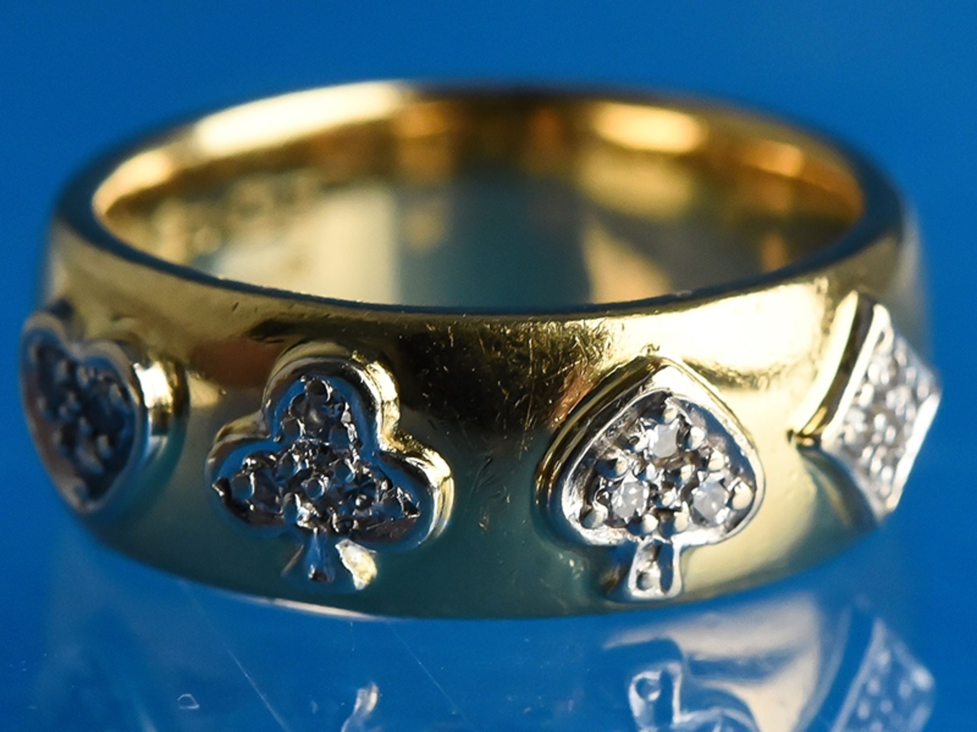 Ring mit diamantbesetzten Spielkartenmotiven, 20. Jh.    750/-Gelb- und Weißgold. Gesamtgewicht