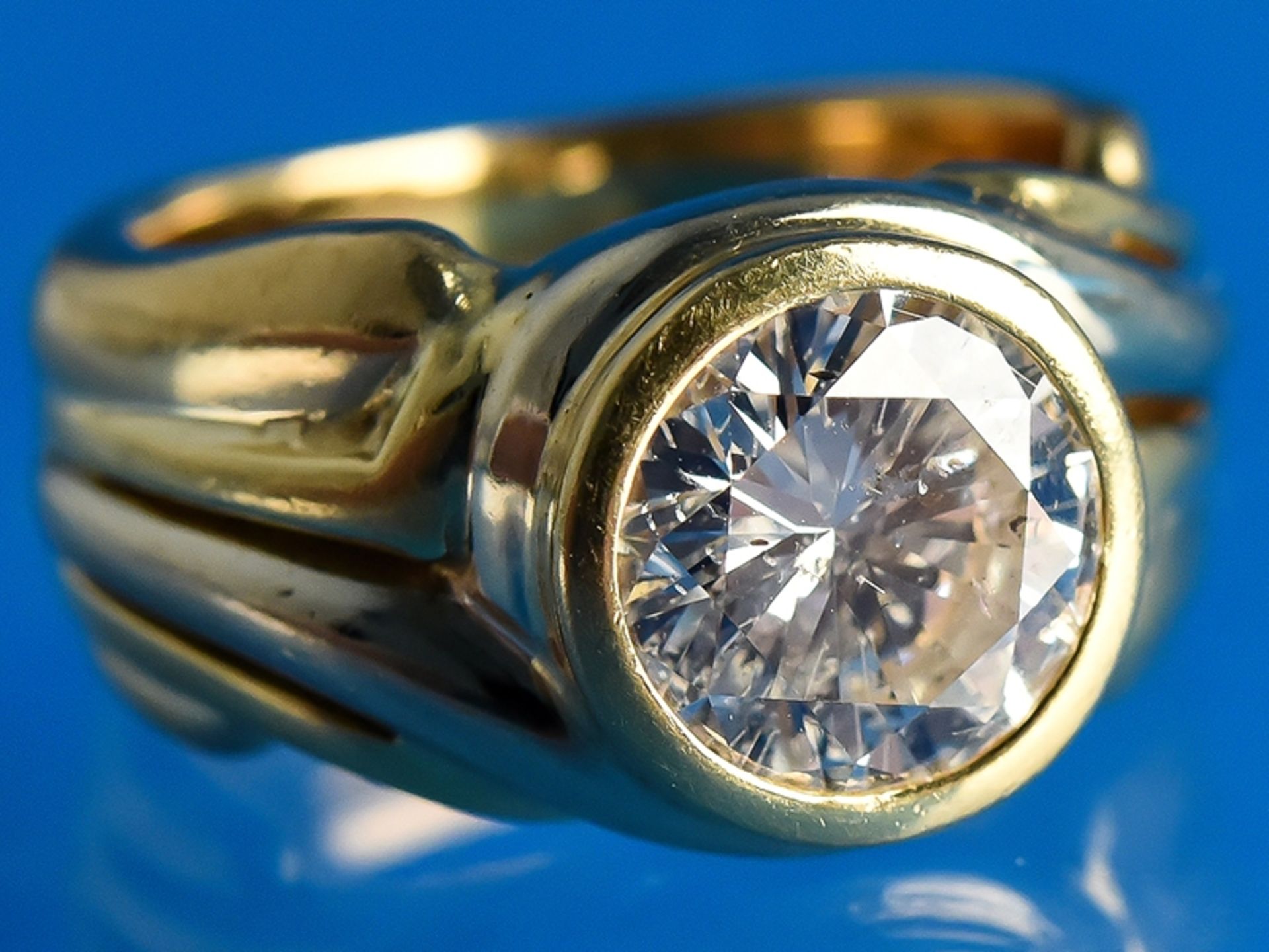 Bandring mit Brillant ca. 2 ct, 20. Jh.     750/-Gelb- und Weißgold. Gesamtgewicht ca. 11,9 g.