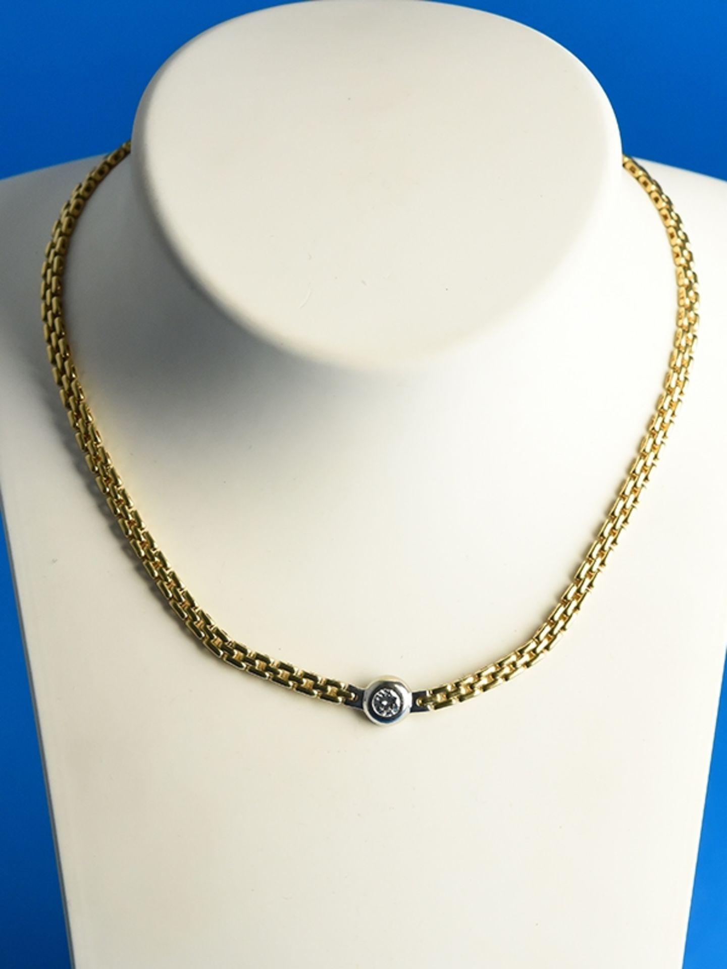 Collier mit Brillant von ca. 0,5 ct, 20. Jh.    750/-Gelb- und Weißgold. Gesamtgewicht ca. 30,1 g.