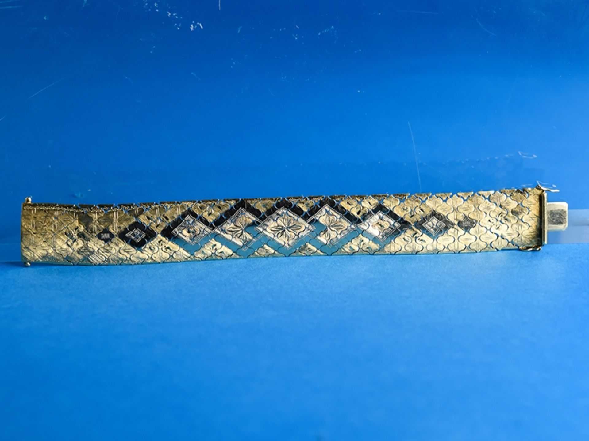 Breites Armband, 1960er Jahre    750/-Tricolor-Gold. Gesamtgewicht ca. 58,9 g. Wabenförmige