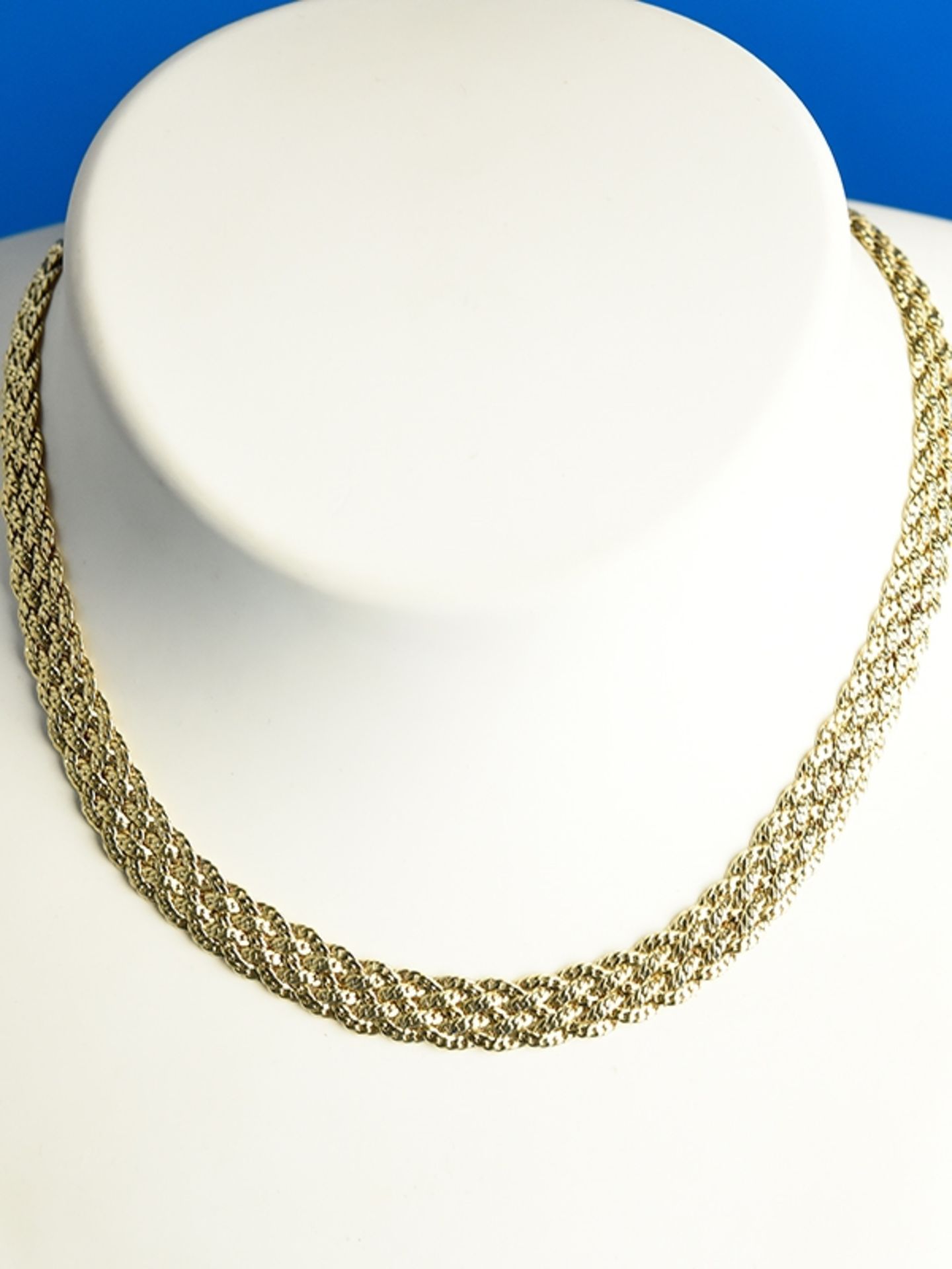 Collier, 1960 Jahre    750/-Gelbgold. Gesamtgewicht ca. 32,7 g. Breites Flechtmuster aus einzelnen