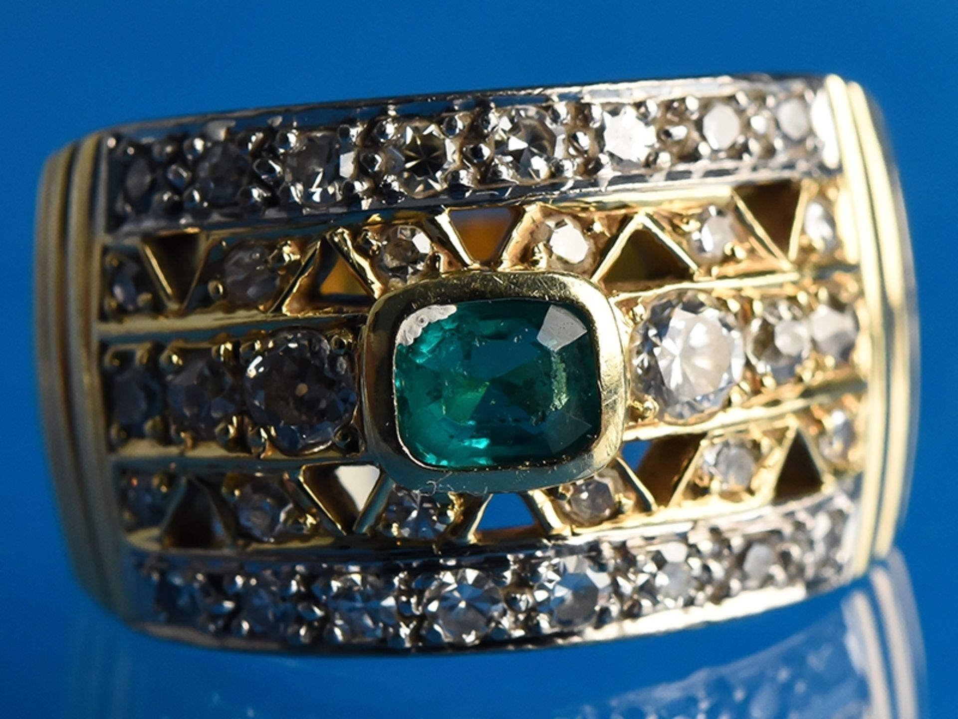 Ring mit Smaragd und Brillanten, zusammen ca. 0,9 ct, 20. Jh.    750/-Gelb- und Weißgold,