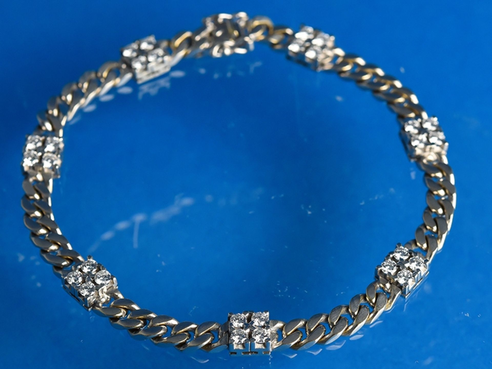 Armband mit Brillanten, zusammen ca. 1,58 ct, 20. Jh.    750/-Gelbgold, stark rhodiniert.