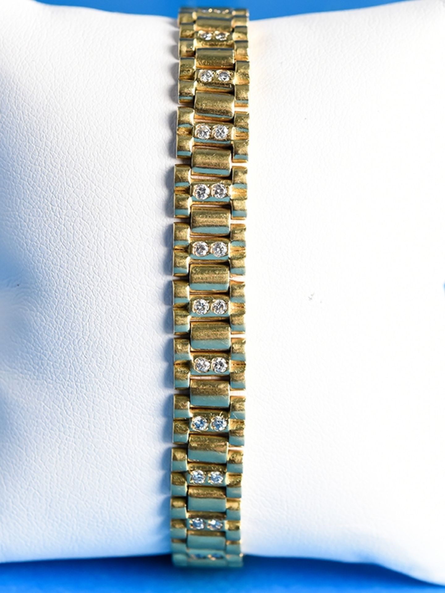 Armband mit 52 kleinen Brillanten, zusammen ca. 1 ct, 20. Jh.     750/-Gelbgold. Gesamtgewicht ca.