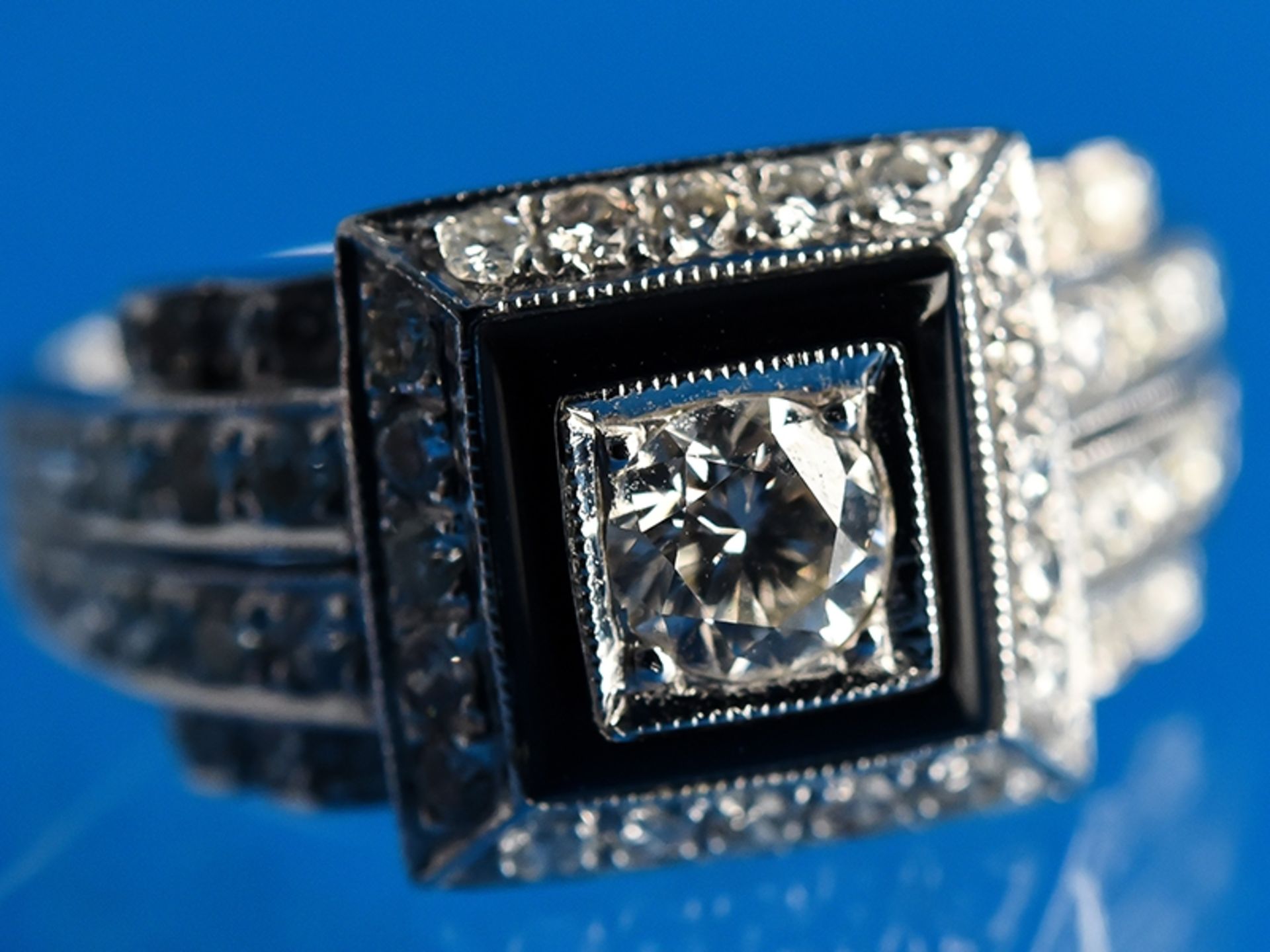Ring mit Altschliffdiamanten und Onyx, im Art Déco-Stil    750/-Weißgold. Gesamtgewicht 5,2 g.