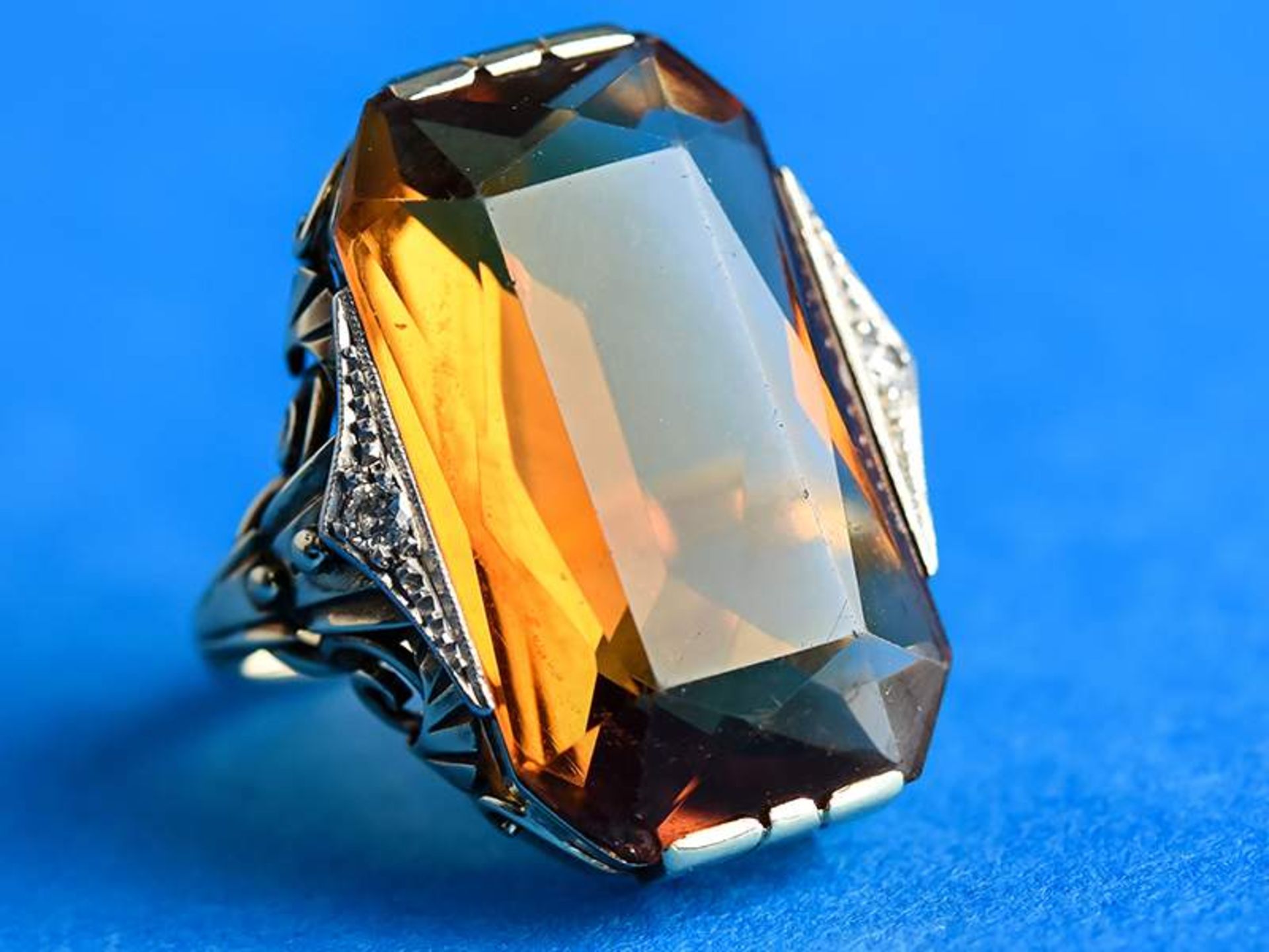 Ring mit Citrin und kleinen Diamanten, um 1930585/-Gelbgold. Gesamtgewicht ca. 8,4 g. Rechteckiger