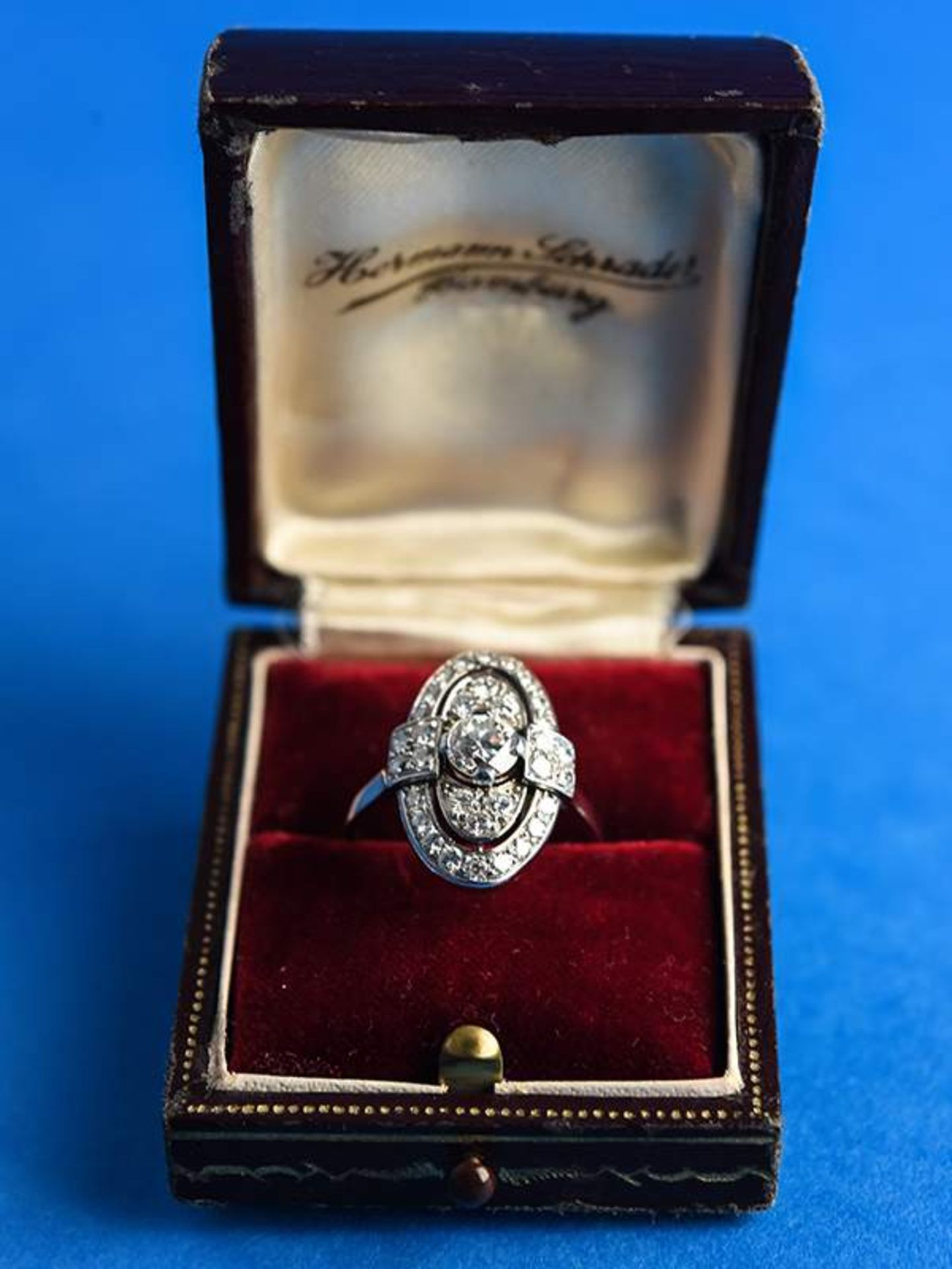 Ring mit Diamanten, zusammen ca. 1,35 ct, Art DécoPlatin. Gesamtgewicht 6,5 g. Ovale durchbrochene