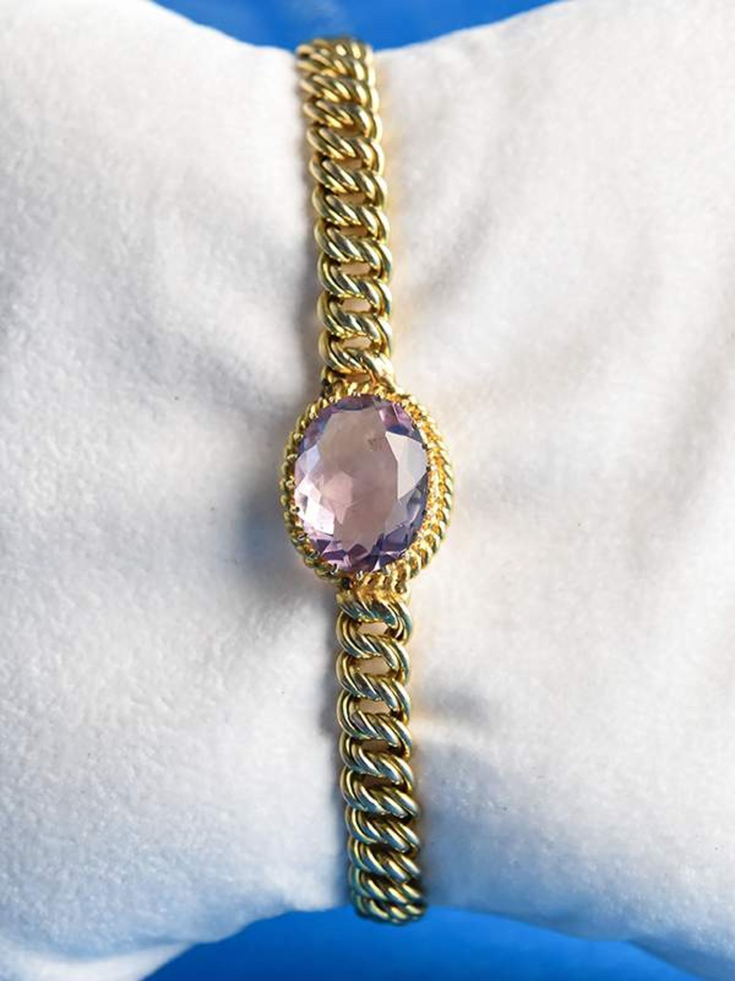 Armband mit Amethyst, um 1900585/-Gelbgold. Gesmtgewicht ca. 9 g. Doppelösenkettenmuster. Mittig