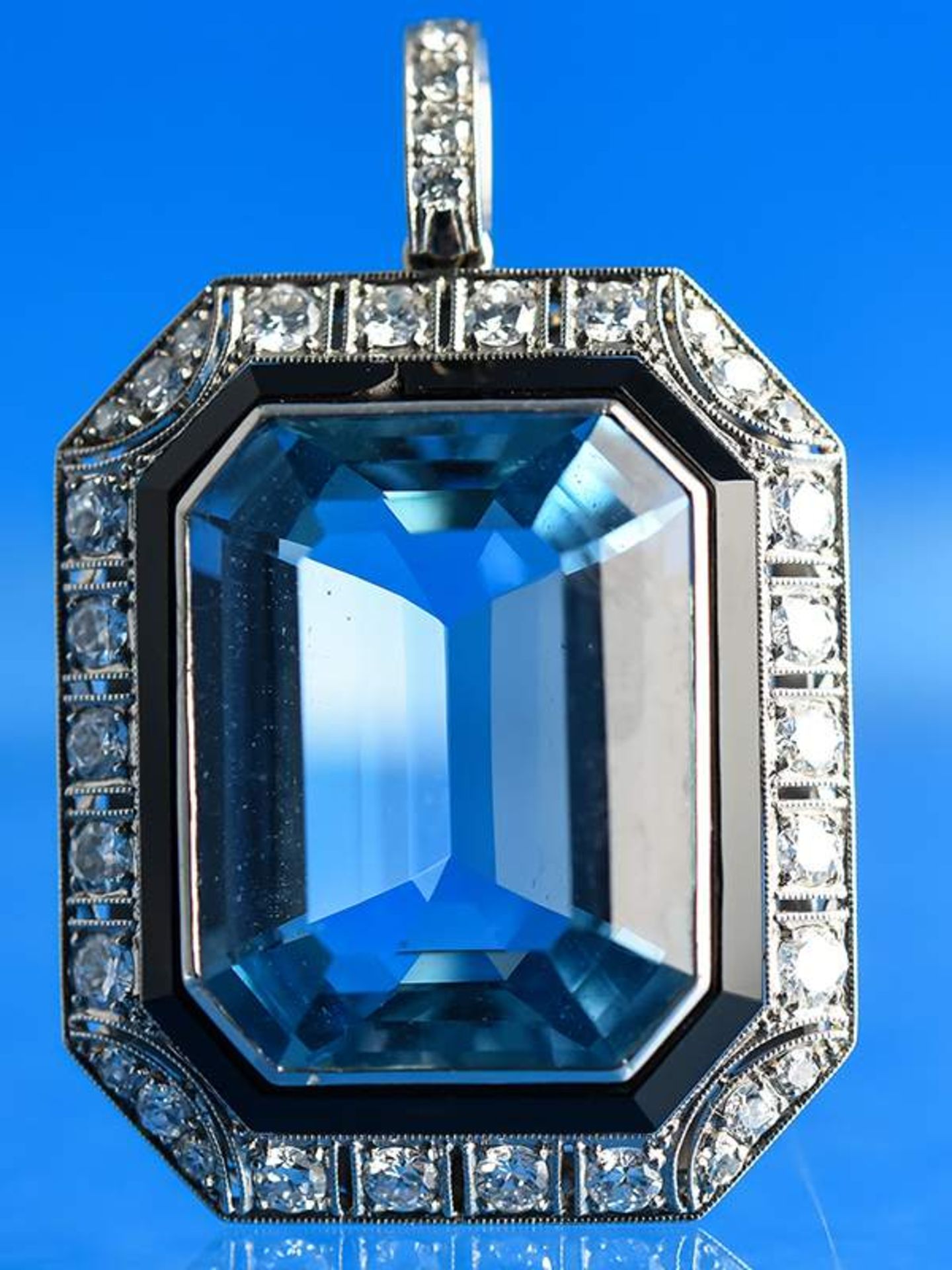 Großer Aquamarin-Anhänger von ca. 23 ct, Altschliffdiamanten, zusammen ca. 1,3 ct, und Onyx, Art