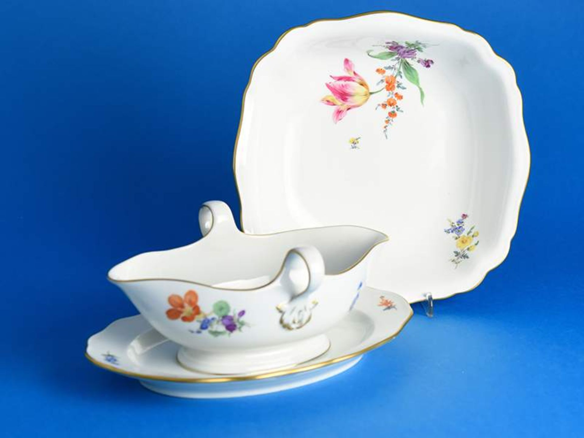 Sauçière und Schüssel, Meissen, 20. Jh.Weißporzellan mit polychromer Floralmalerei ("Blume 3,