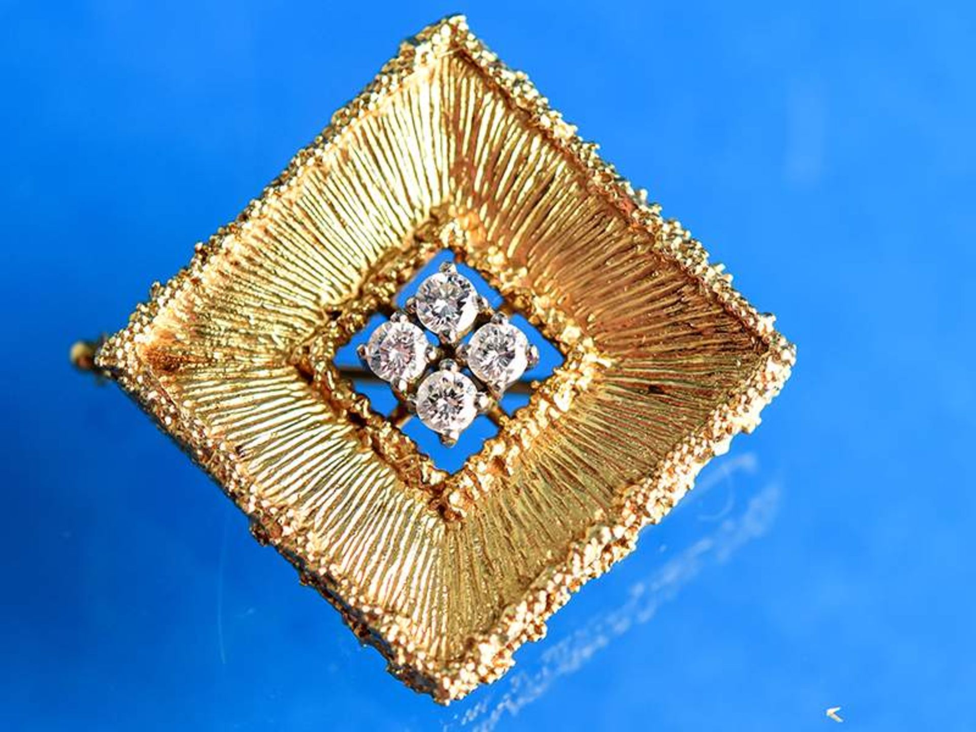 Brosche mit 4 Brillanten, zusammen ca. 0,32 ct, 20. Jh. 750/-Gelbgold. Gesamtgwicht ca. 9,9 g.