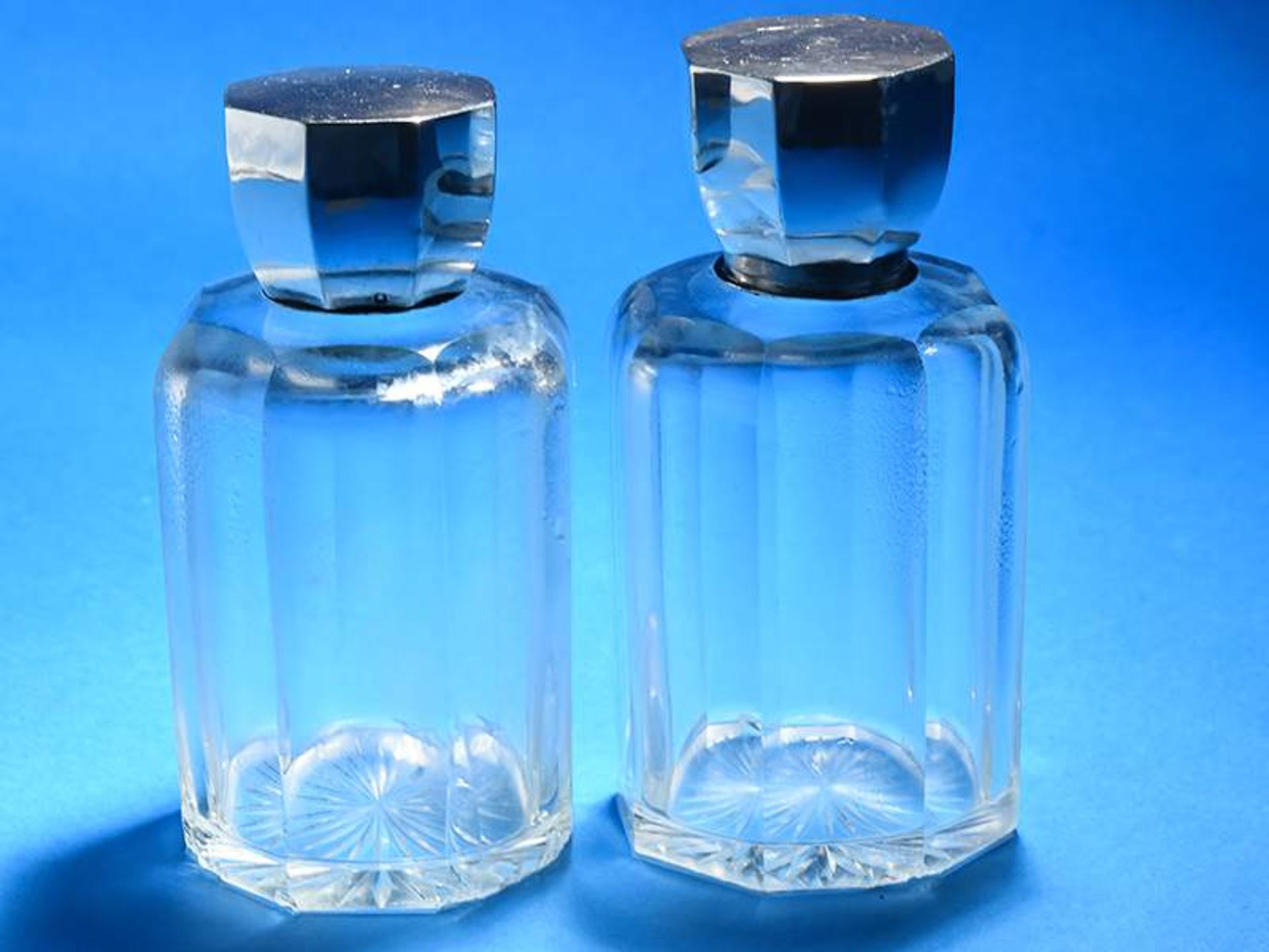 Paar Flakonflaschen, Frankreich, Art DécoSilber und farbloses Kristallglas. 8-kantig facettierter