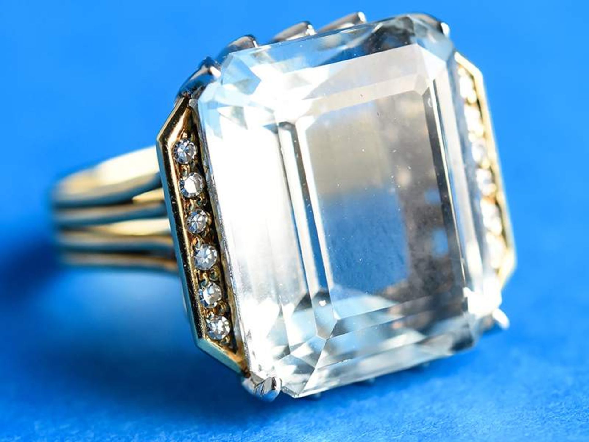 Ring mit Aquamarin und kleinen Diamanten, 20. Jh.585/-Gelb- und  Weißgold. Gesamtgewicht ca. 11 g.