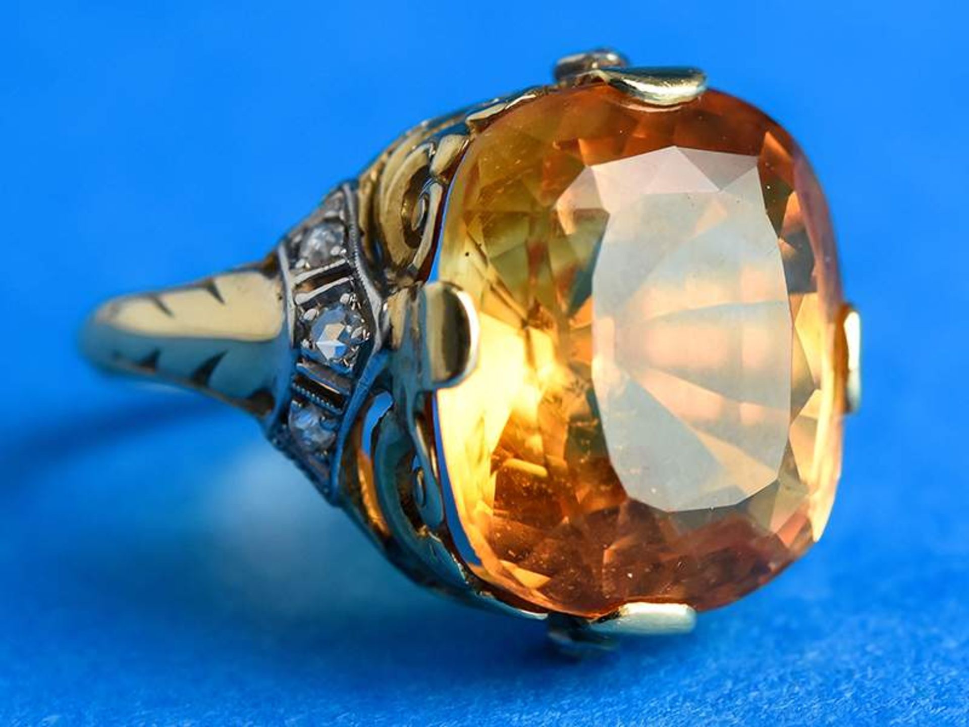 Ring mit Citrin und kleinen Diamantrosen, Anfang 20. Jh. 585/-Gelbgold. Gesamtgewicht ca. 6,5 g.