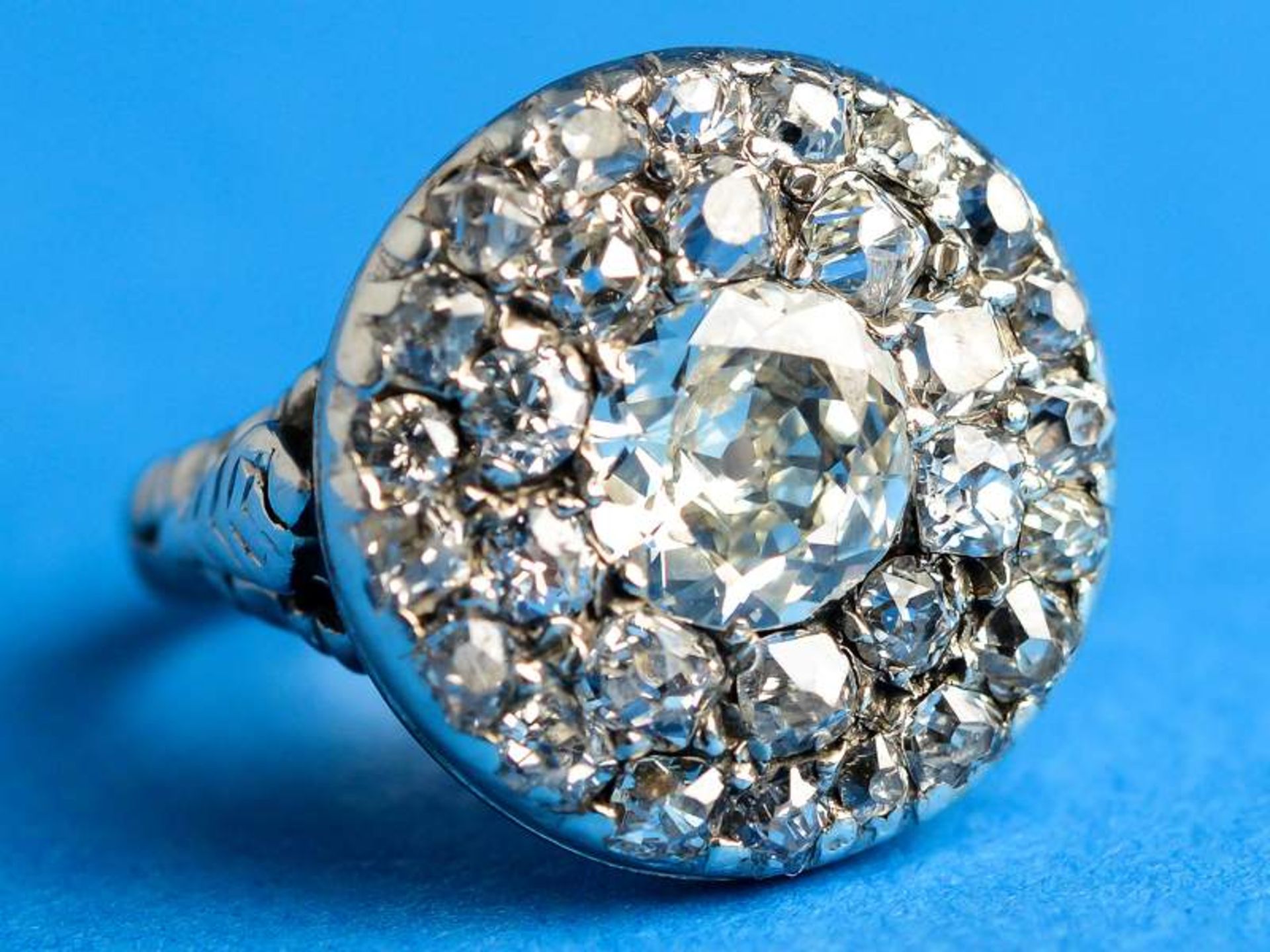 Ring mit Altschliffdiamanten, zusammen ca. 3 ct, 18. und 20 Jh.750/-Weißgold. Gesamtgewicht ca. 6,