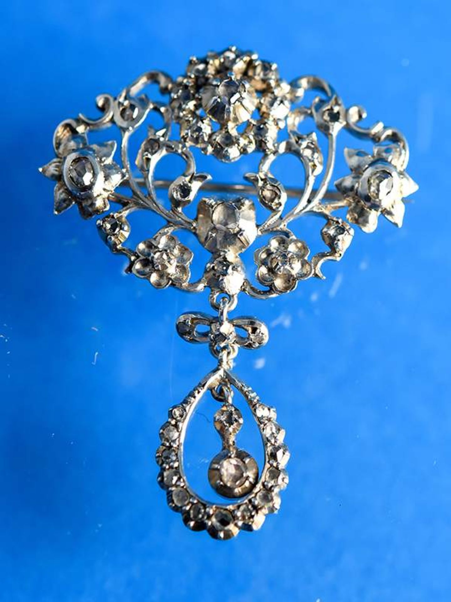 Brosche mit Diamantrosen, um 1900Silber und wohl Rotgold, neu versilbert. Gesamtgewicht ca. 10,3