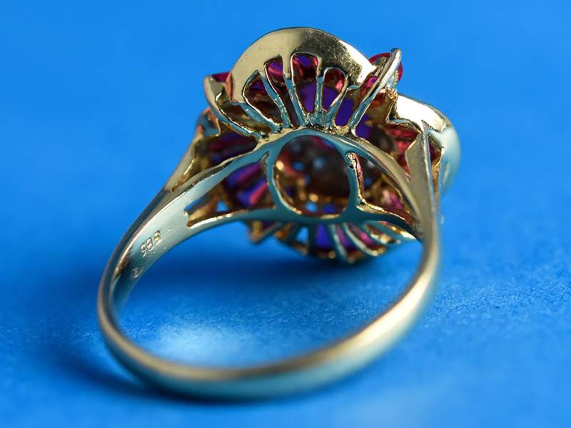 Ring mit Rubinbaguettes und kleinen Diamanten, 20. Jh.585/-Gelbgold. Gesamtgewicht ca. 4,4 g. - Image 2 of 5