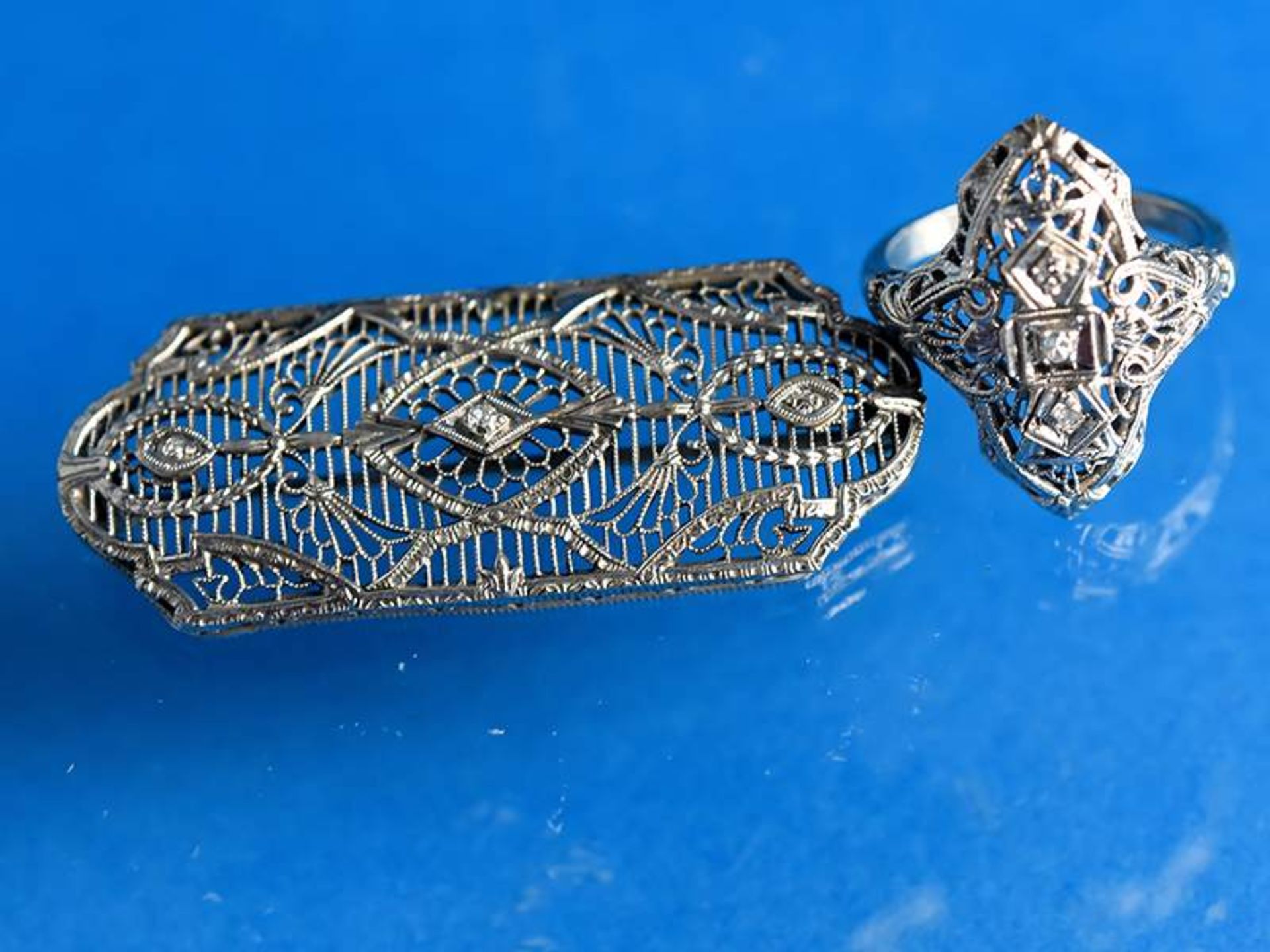 Brosche und Ring mit kleinen Diamanten, USA, Art DécoSterlingsilber. Gesamtgewicht ca. 7,4 g.