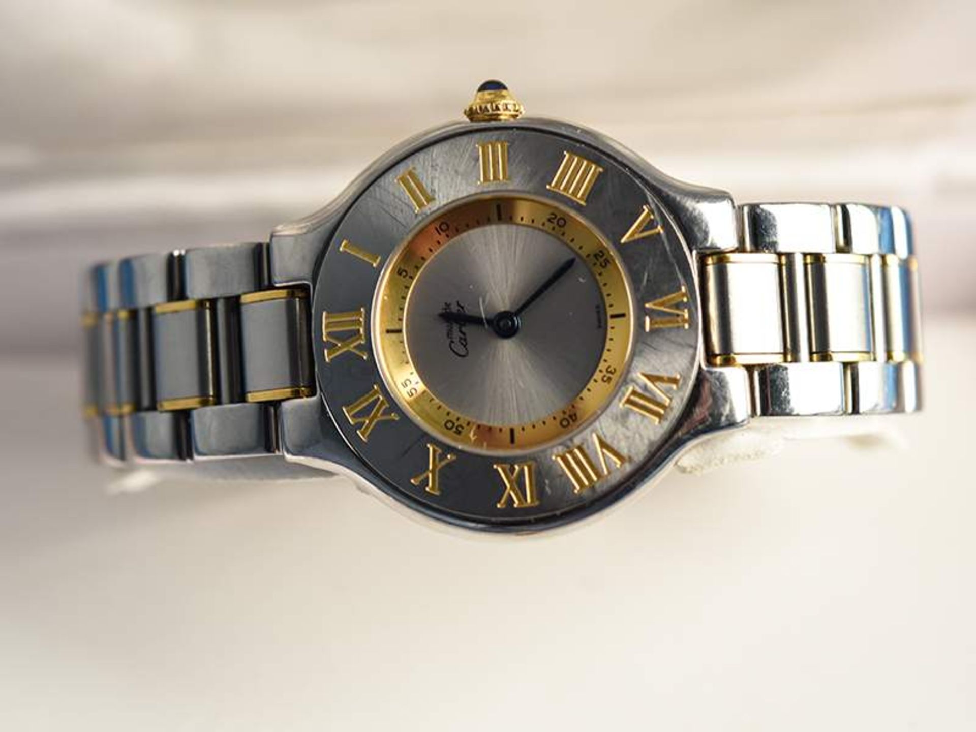 Damenarmbanduhr, bezeichnet Cartier, Modell "Ladies Must de 21 Two Tone", 20. Jh.Stahl und Gelbgold. - Bild 2 aus 2