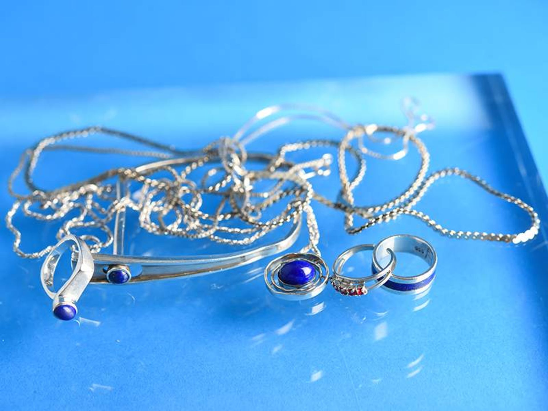 Konvolut Weißgold- und Silberschmuck, zum Teil mit Lapislazuli, 20. Jh.1. Armreifen: 925/-Silber.