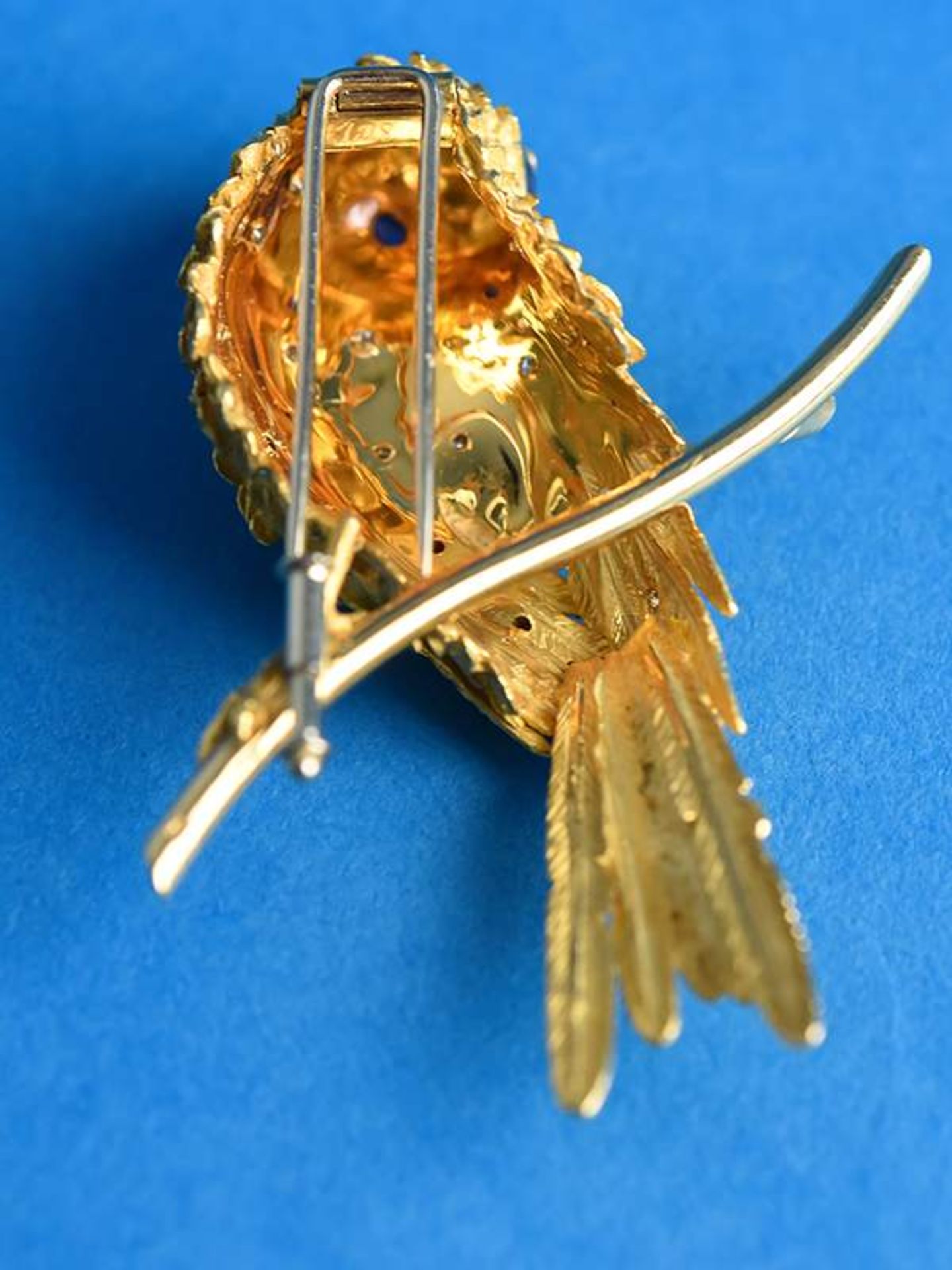 Brosche "Vogel auf einem Ast" mit 25 Brillanten, zusammen ca. 0,75 ct, 20. Jh.750/-Gelbgold. - Image 3 of 6