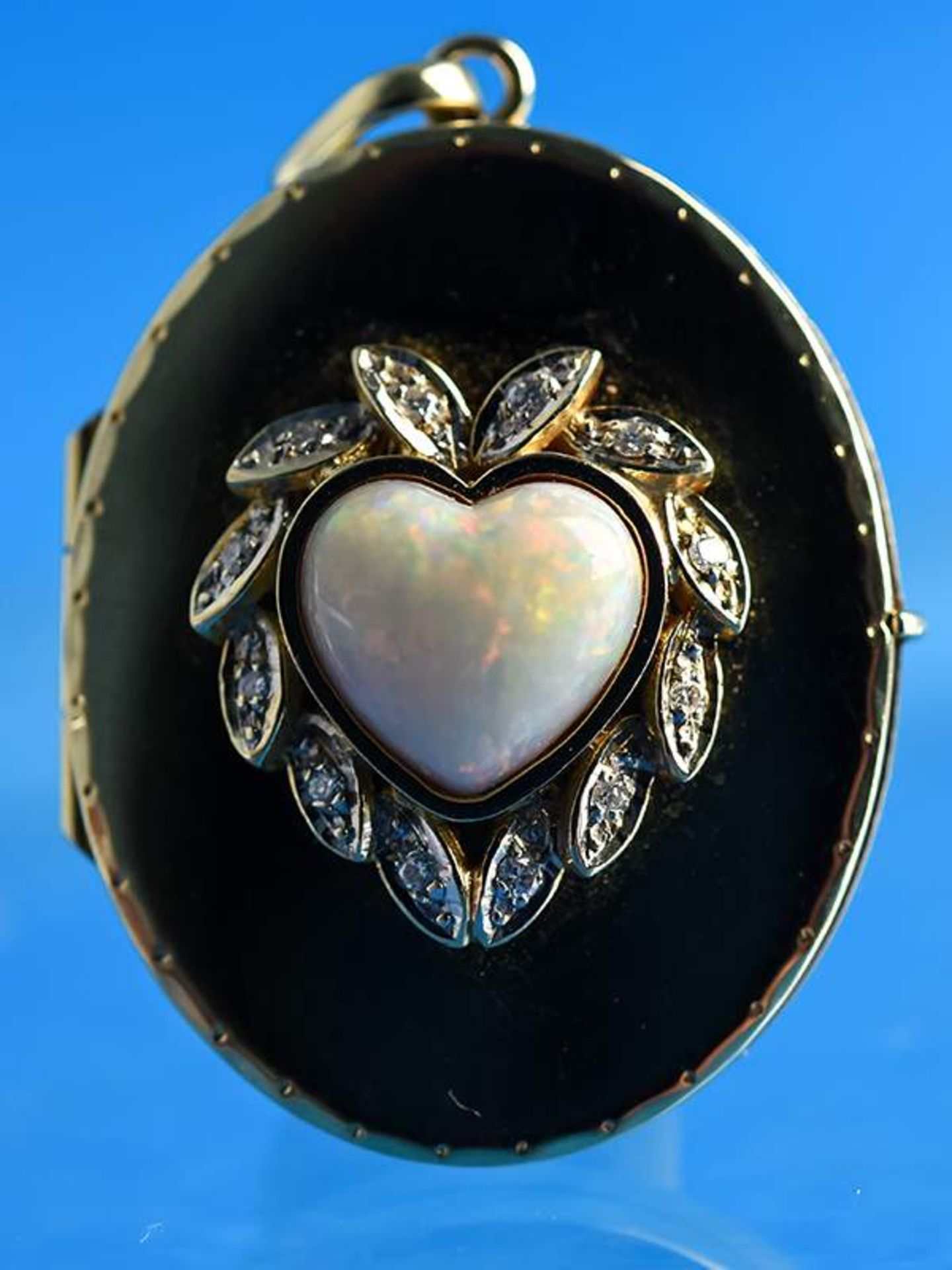 Medaillon mit Opal und kleinen Diamanten, 20. Jh.750/-Gelbgold. Gesamtgewicht ca. 10,7 g. - Bild 2 aus 5