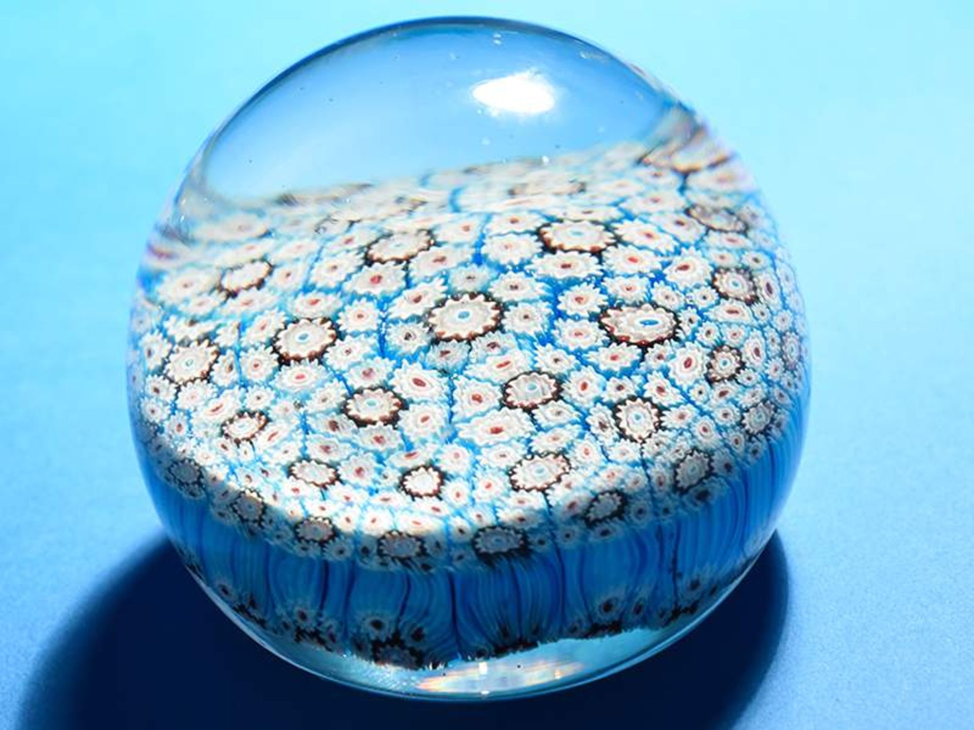 6 verschiedene Paperweights, u.a. "Mdina"/Malta, 20. Jh.Farbloses Glas, teils mit farbigen und - Bild 5 aus 8