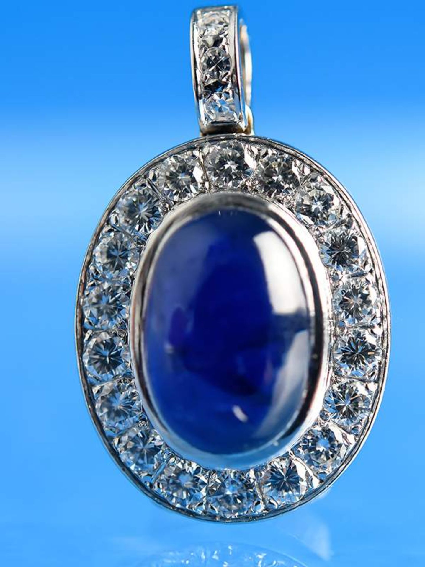 Anhänger mit Saphircabochon von ca. 4 - 4,5 ct und Brillanten, zusammen ca. 1,28 ct, 20. Jh.
750/-