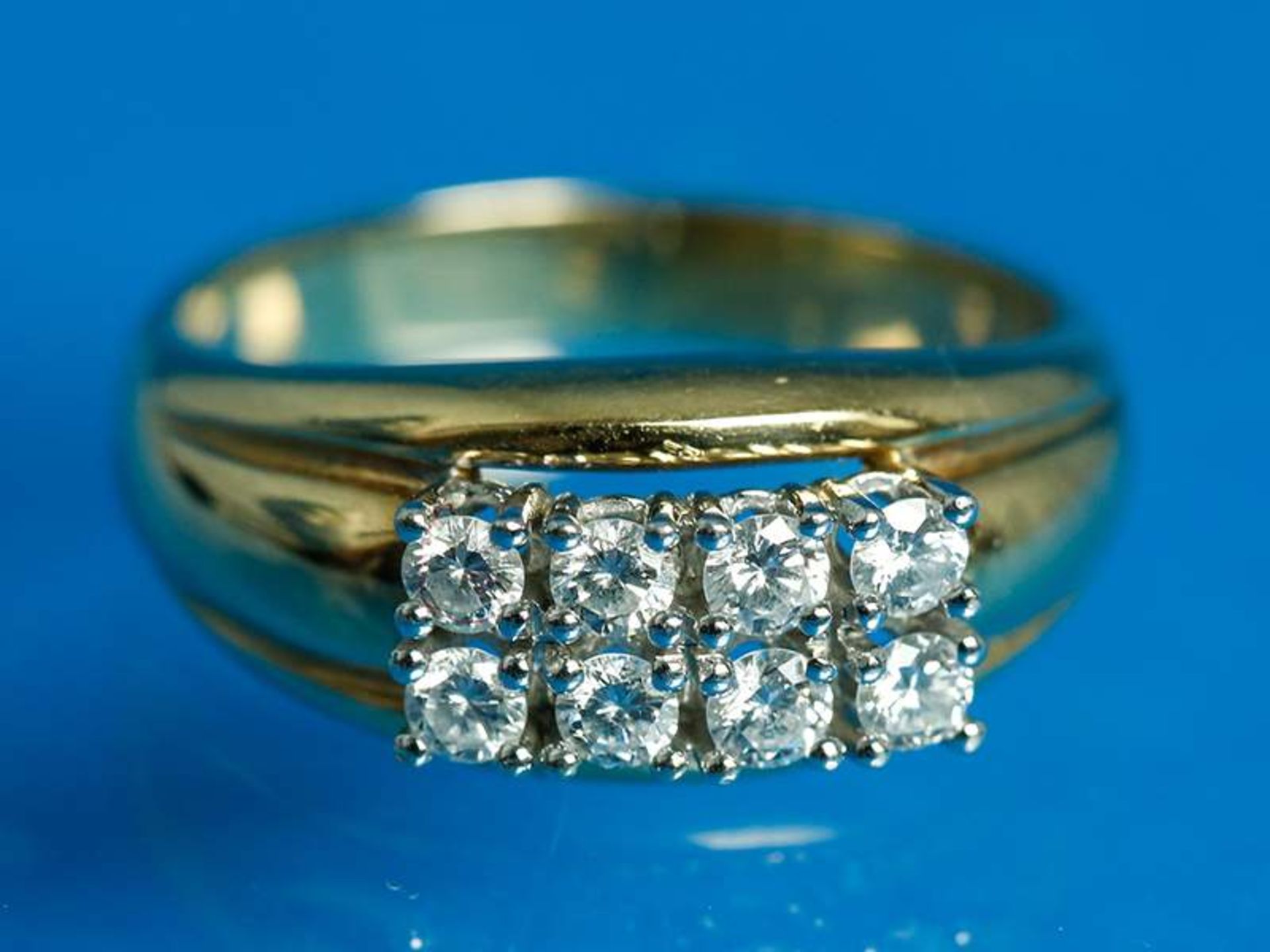 Ring mit 8 kleinen Brillanten, zusammen ca. 0,48 ct, 20. Jh.
585/-Gelb- und Weißgold. Gesamtgewicht