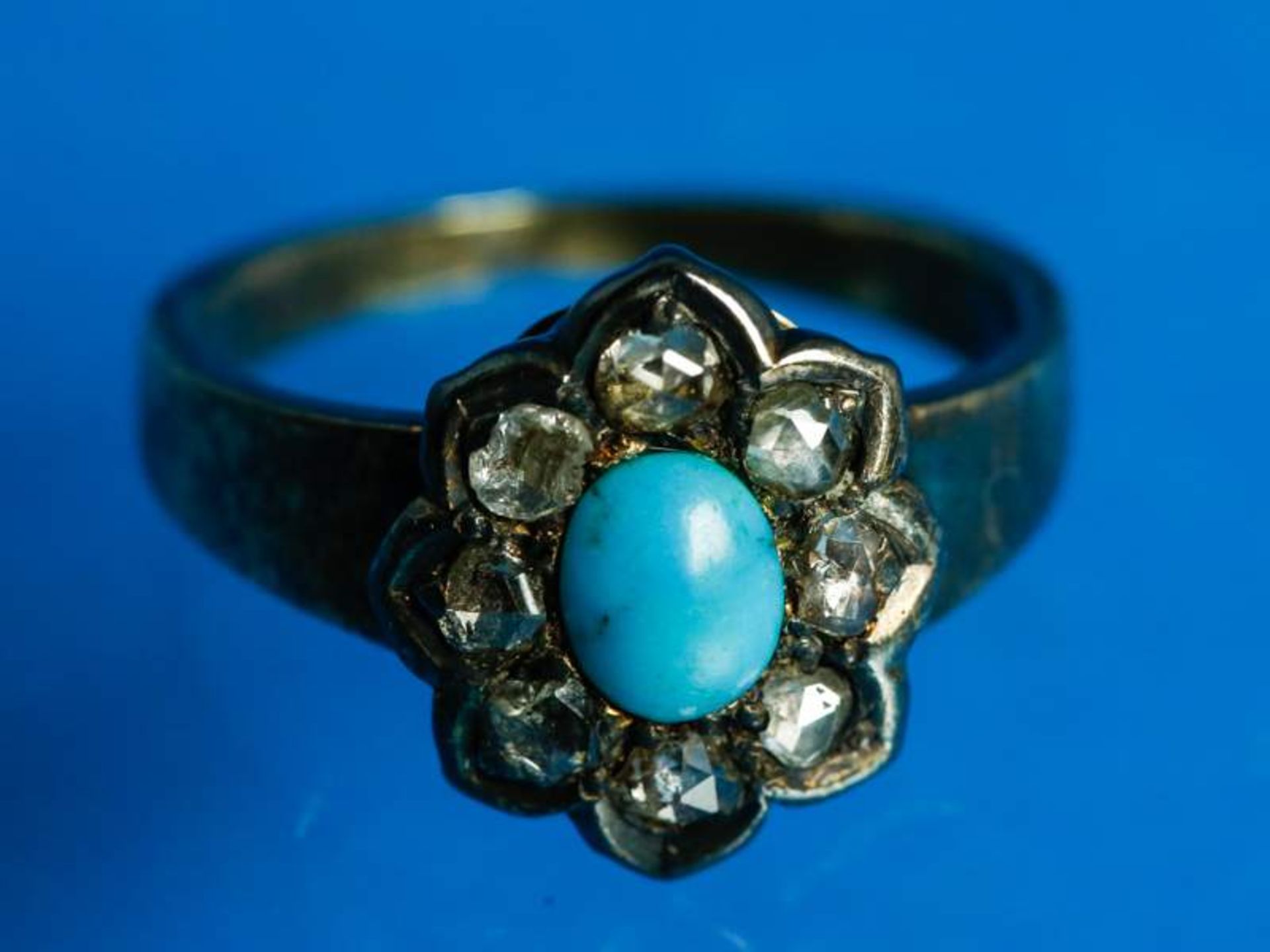 Ring mit Türkis und Diamantrosen, 20. Jh.
585/-Weißgold und Silber. Gesamtgewicht ca. 3,8 g.