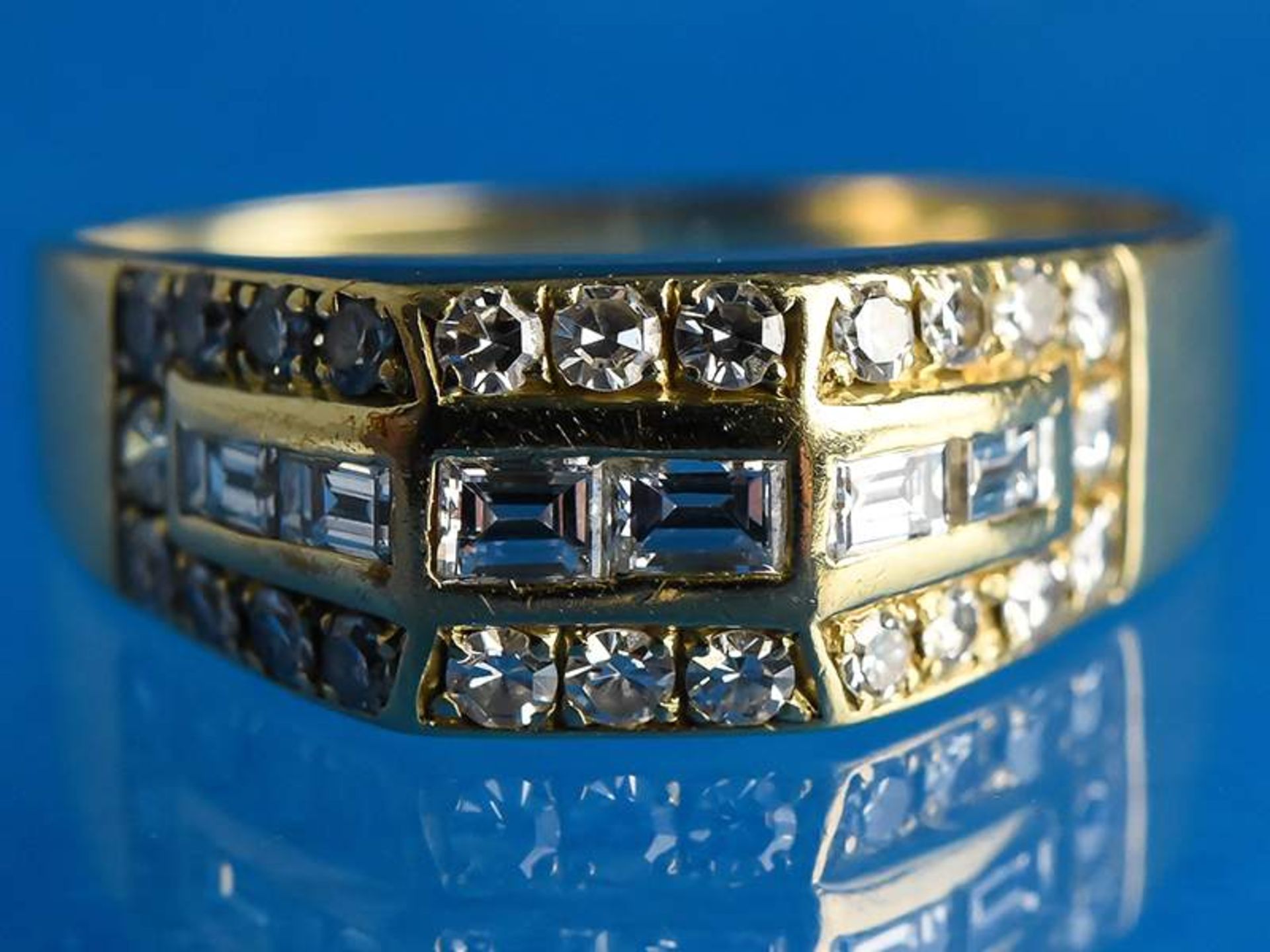 Ring mit Brillanten- und Diamantbaguettebesatz, zusammen ca. 1,8 ct, 20. Jh. 
750/-Gelbgold.