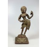 Tanzende Devi, Bronze, auf Lotussockel tanzende Devi, mit Spiegel. Indien, 20. Jh. H.: 17,5 cm.